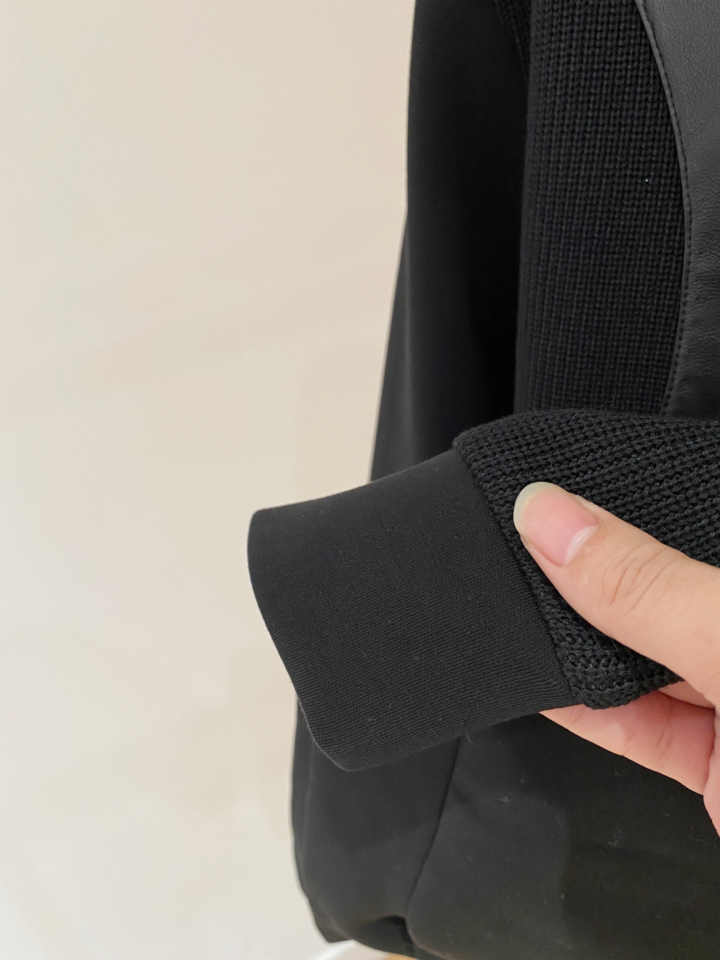 。普拉达 2025秋冬 羊毛混纺套头针织卫衣 几何拼皮的口袋设计 很有亮点，标志字母纽扣 细节上凸显质感