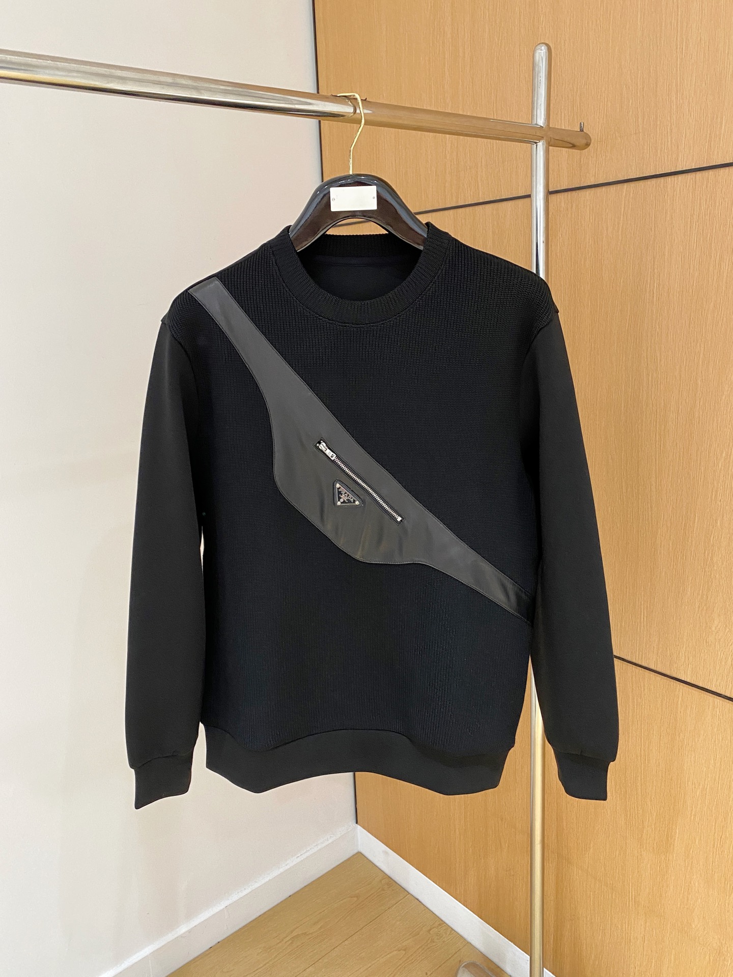 。普拉达 2025秋冬 羊毛混纺套头针织卫衣 几何拼皮的口袋设计 很有亮点，标志字母纽扣 细节上凸显质感