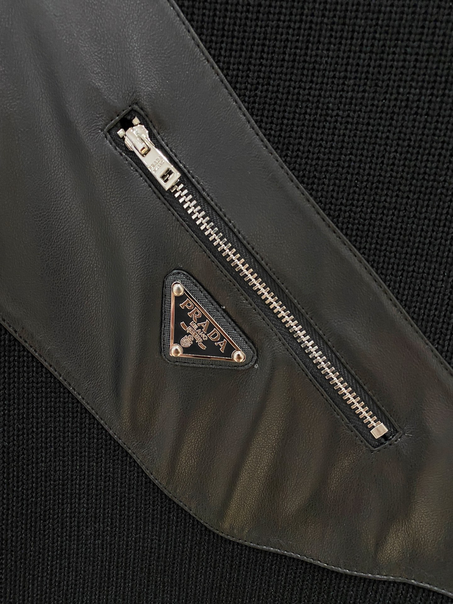 。普拉达 2025秋冬 羊毛混纺套头针织卫衣 几何拼皮的口袋设计 很有亮点，标志字母纽扣 细节上凸显质感