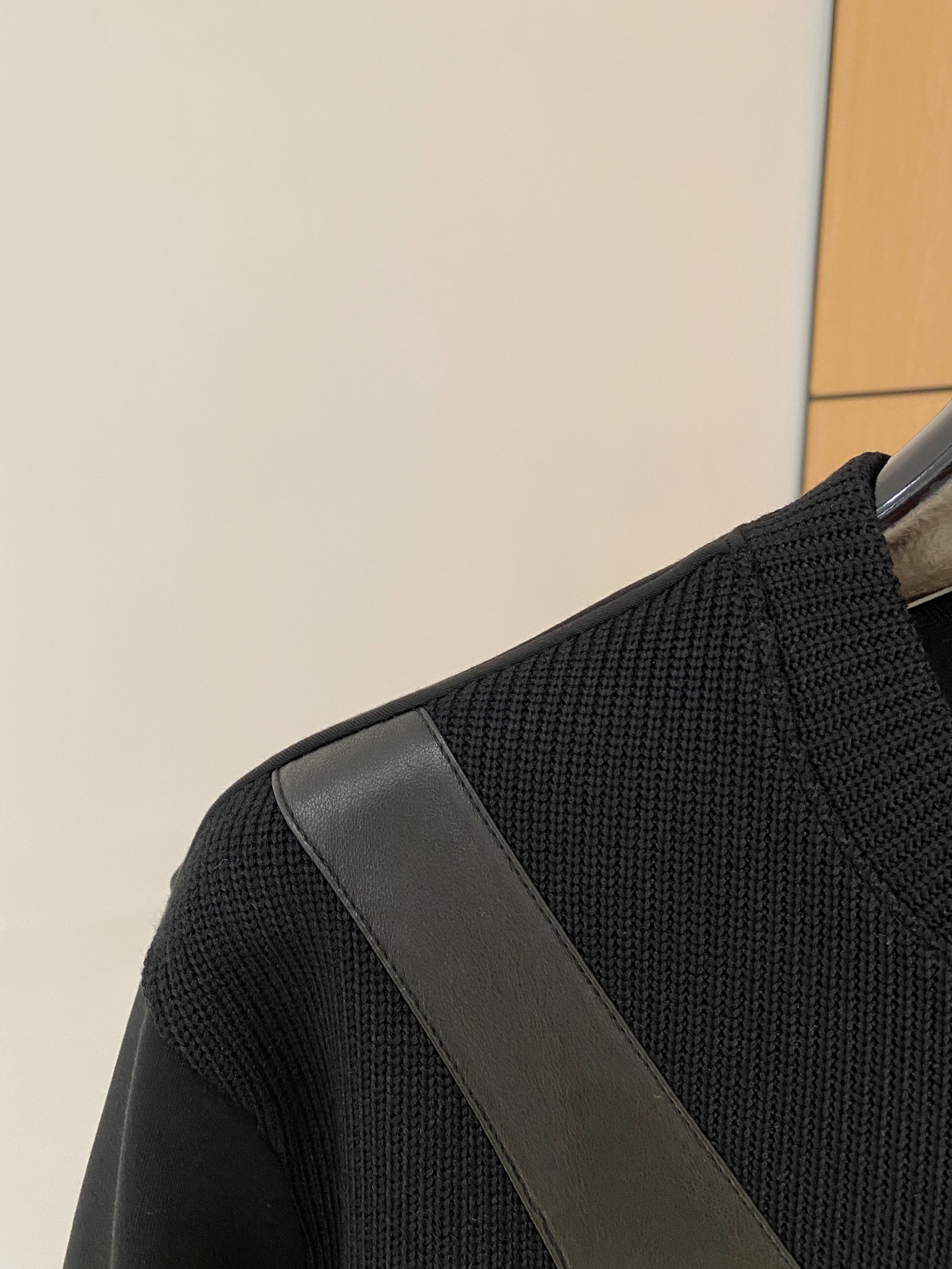 。普拉达 2025秋冬 羊毛混纺套头针织卫衣 几何拼皮的口袋设计 很有亮点，标志字母纽扣 细节上凸显质感