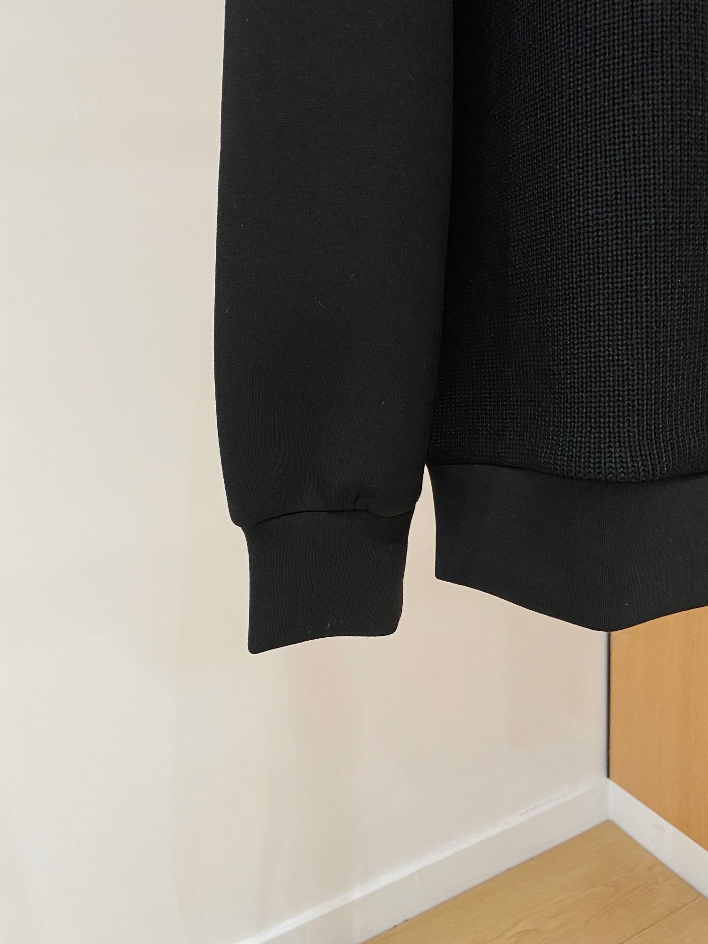 。普拉达 2025秋冬 羊毛混纺套头针织卫衣 几何拼皮的口袋设计 很有亮点，标志字母纽扣 细节上凸显质感