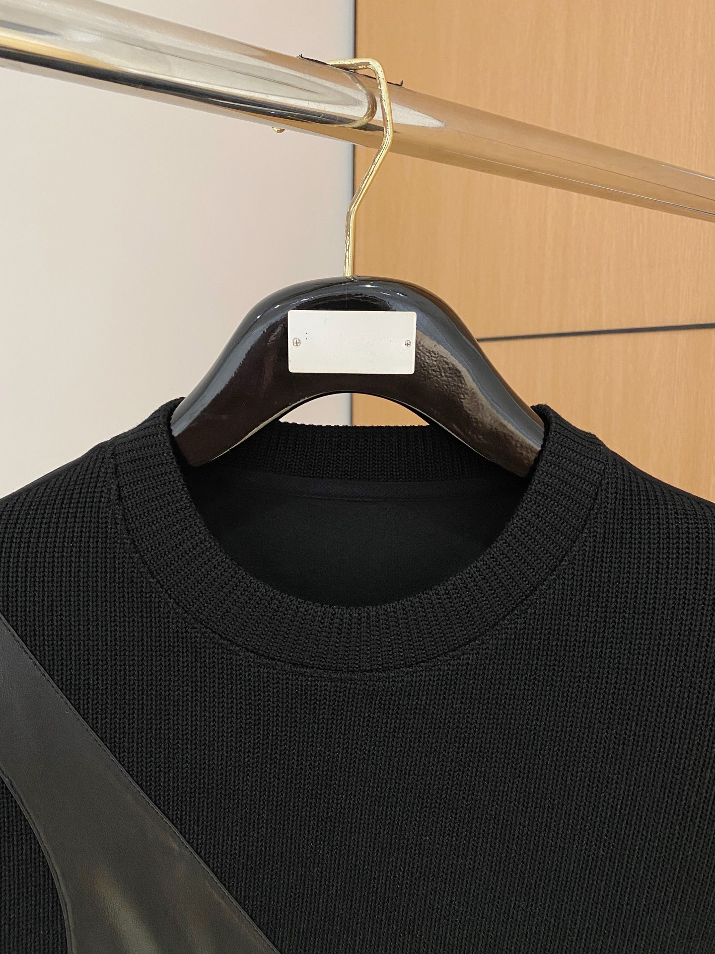 。普拉达 2025秋冬 羊毛混纺套头针织卫衣 几何拼皮的口袋设计 很有亮点，标志字母纽扣 细节上凸显质感