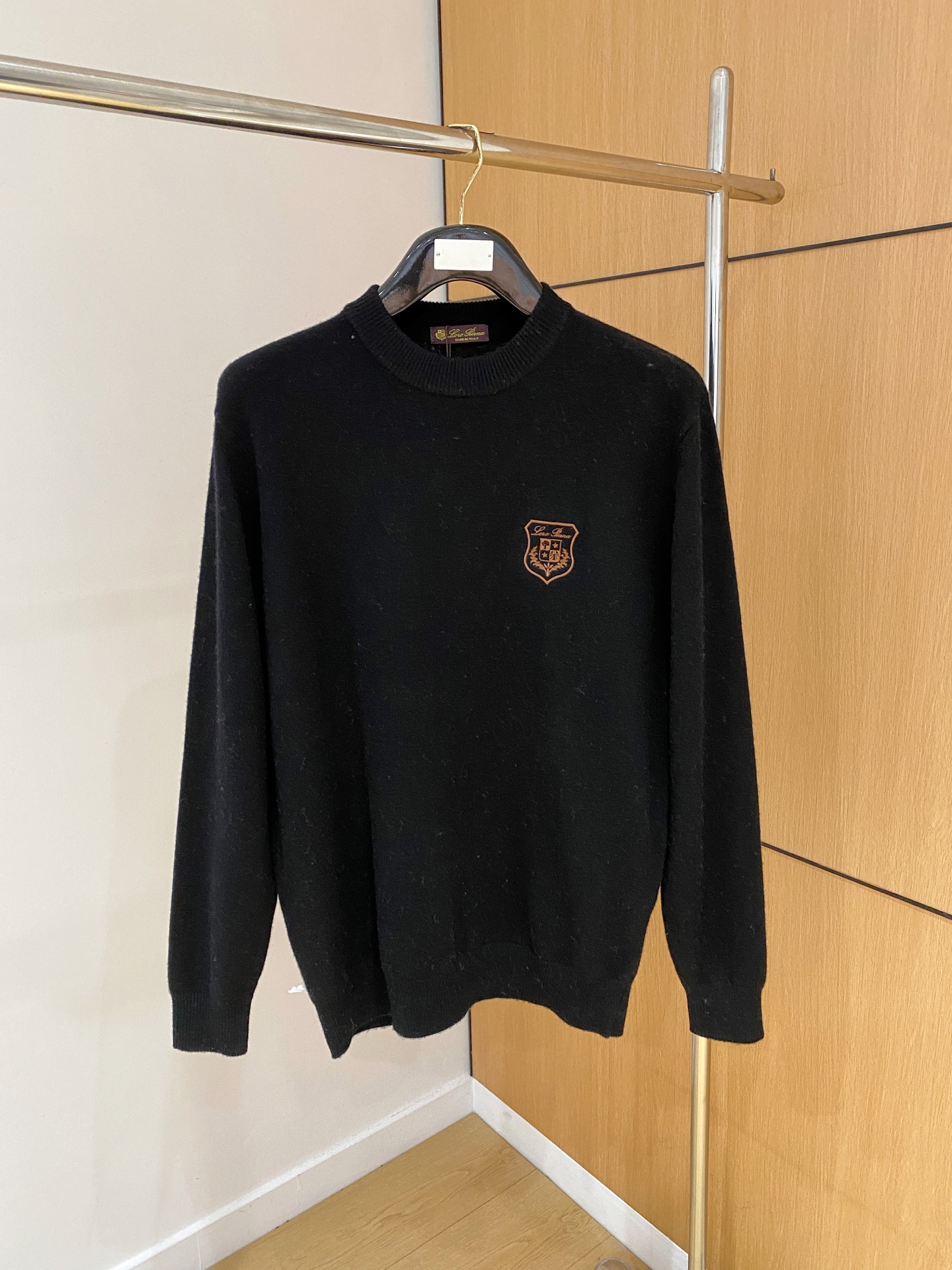 NO:514803,.LP. High-end Merino wool is warm and resistant to pilling. New autumn and winter high-end wool pullover knitted sweater, fashionable embroidery pattern jacquard fashionable casual sweater!  Trading companies have sparse channels, and the official website is sold on the same website for more than 10,000 yuan!  The latest series of Lp family items in the 25th autumn and winter are launched, with unique and cute style design, fashionable and outstanding upper body, simple and casual commuting items, which look very good whether worn alone or in the inner wear!  Grade imported double-sided knitting technology, with a thick, soft and delicate touch, skin-friendly and breathable without any thorniness, the fabric texture is excellent and high-end!  The eye-catching pattern on the chest of the clothes is simple and elegant, but it is fashionable, which is very age-reducing and interesting, bringing people a different beauty!  Paired with the classic and basic cardigan style, the upper body effect is very high-end and pleasing to the eye, showing the youthful and energetic style, and daily leisure is the most suitable!  Standard style, size M to XXXL, loro piana, sweaters, alexander wang19860909.LP.高端美利奴羊毛 保暖更抗起球,秋冬新款高端羊毛套头针织毛衣,时尚刺绣图案提花时尚休闲织衫！贸易公司渠道稀出,同步官网发售过万元！25年秋冬Lp家族最新系列单品上线,独特萌趣的风格设计,上身时髦出众,简单随性通勤单品,无论单穿或是内搭都非常好看！级进口双面针织工艺,触感厚实柔软细腻,贴身穿着亲肤透气毫无扎刺感可言,面料质感相当的出色高端！衣身胸前醒目的图案,整体设计简约大气却不失时髦感,非常的减龄富有趣味,给人带来不一样的美感！再搭配上经典基础的开衫版型,上身效果更是非常的高级养眼,彰显青春活力范儿,日常休闲再合适不过！ 标准版型,尺码M到XXXL,,loro piana,sweaters,alexander wang,Men's clothing