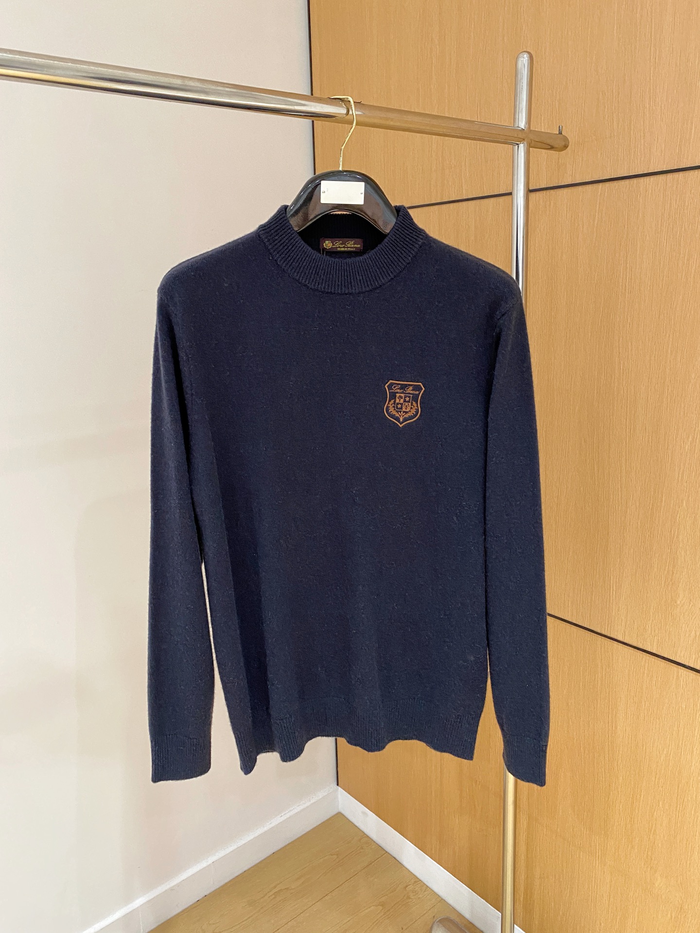 NO:514800,LP. High-end fine merino wool is warm and resistant to pilling. New autumn and winter high-end wool pullover knitted sweater, fashionable embroidery pattern jacquard fashionable casual sweater!  Trading companies have sparse channels, and the official website is sold on the same website for more than 10,000 yuan!  The latest series of Lp family items in the 25th autumn and winter are launched, with unique and cute style design, fashionable and outstanding upper body, simple and casual commuting items, which look very good whether worn alone or in the inner wear!  Grade imported double-sided knitting technology, with a thick, soft and delicate touch, skin-friendly and breathable without any thorniness, the fabric texture is excellent and high-end!  The eye-catching pattern on the chest of the clothes is simple and elegant, but it is fashionable, which is very age-reducing and interesting, bringing people a different beauty!  Paired with the classic and basic cardigan style, the upper body effect is very high-end and pleasing to the eye, showing the youthful and energetic style, and daily leisure is the most suitable!  Standard style, size M to XXXL, loro piana, sweaters, alexander wang19860909LP.高端细美利奴羊毛 保暖更抗起球,秋冬新款高端羊毛套头针织毛衣,时尚刺绣图案提花时尚休闲织衫！贸易公司渠道稀出,同步官网发售过万元！25年秋冬Lp家族最新系列单品上线,独特萌趣的风格设计,上身时髦出众,简单随性通勤单品,无论单穿或是内搭都非常好看！级进口双面针织工艺,触感厚实柔软细腻,贴身穿着亲肤透气毫无扎刺感可言,面料质感相当的出色高端！衣身胸前醒目的图案,整体设计简约大气却不失时髦感,非常的减龄富有趣味,给人带来不一样的美感！再搭配上经典基础的开衫版型,上身效果更是非常的高级养眼,彰显青春活力范儿,日常休闲再合适不过！ 标准版型,尺码M到XXXL,,loro piana,sweaters,alexander wang,Men's clothing