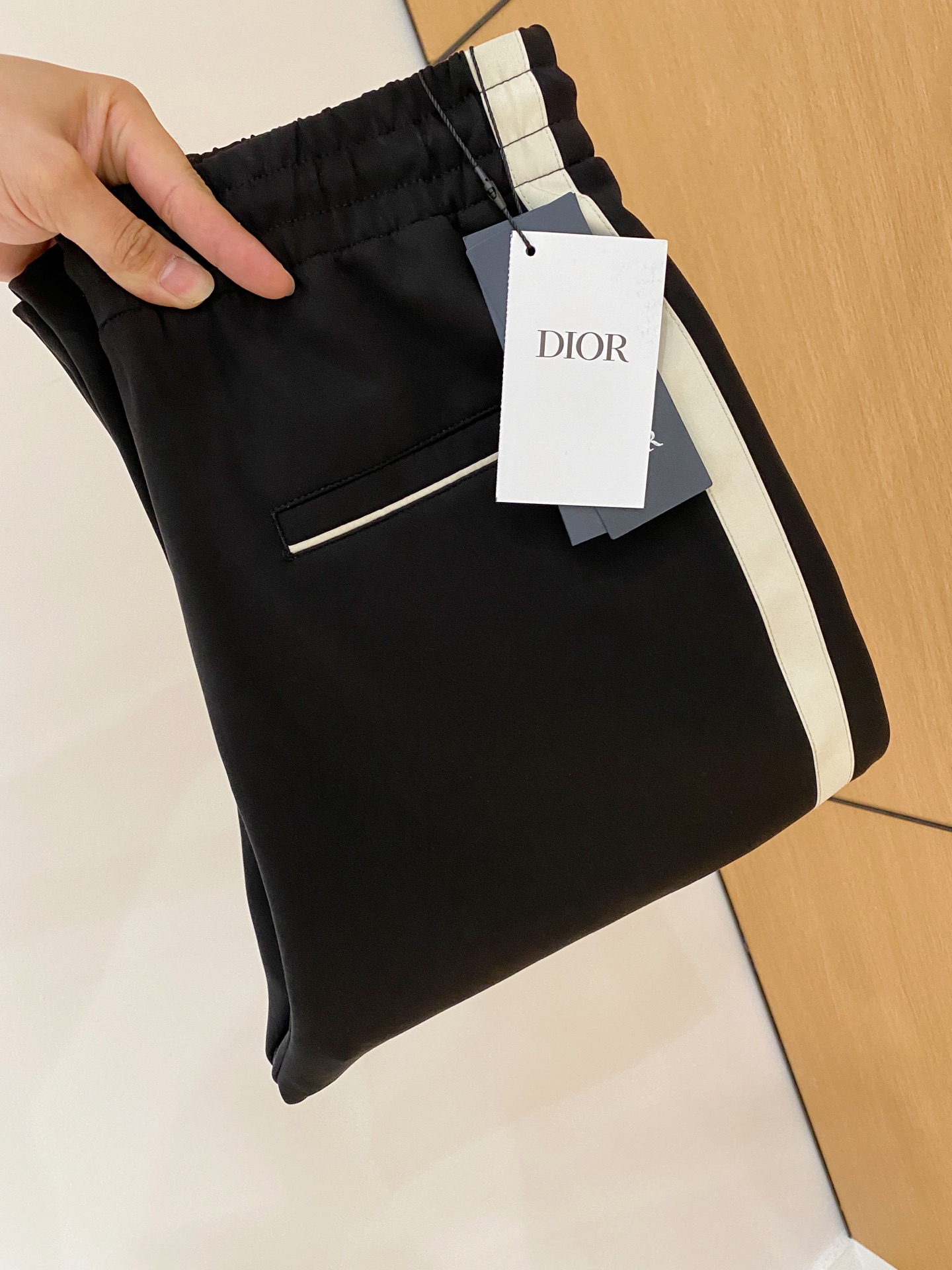 NO:520768,Dior 2025ss autumn and winter new products, men's boutique casual pants top-grade fabric casual pants, the latest top-body style is invincible! This pants that can be closed and can be worn in daily work and outdoor sports. It is a perfect combination of fashionable leisure and outdoor sports, so whether you wear it normally or outdoor wear is your best choice. Extreme comfort and quick sweating are the most popular focus, improving the comfort of wearing and suitable for aerobics and trail running conditions. This style is a running casual pants with an extremely wide range of applications, allowing you to naturally maintain a love for sports in summer, or you can wear it in casual life. Color black Size M-XXXL,,dior,alexander wang19860909迪奥 2025ss秋冬新品 男士精品休闲裤顶级面料休闲裤,最新款上身版型无敌正!绝对可以闭眼收的一款此款裤子非常百搭,弹力腰围,日常上班户外运动都可以穿着,是时尚休闲与户外运动的完美结合,所以无论您平时穿或者户外穿都是您的最佳选择.极致舒适和快速排汗是备受青睐的重点,提升穿着舒适度,适合有氧运动和越野跑条件下穿着,此款是一件适用范围极其广泛的跑步休闲裤,让你在夏天自然可以保持对运动热爱,也可以在休闲生活中穿着 颜色黑色 尺码M-XXXL,,dior,alexander wang,Men's clothing