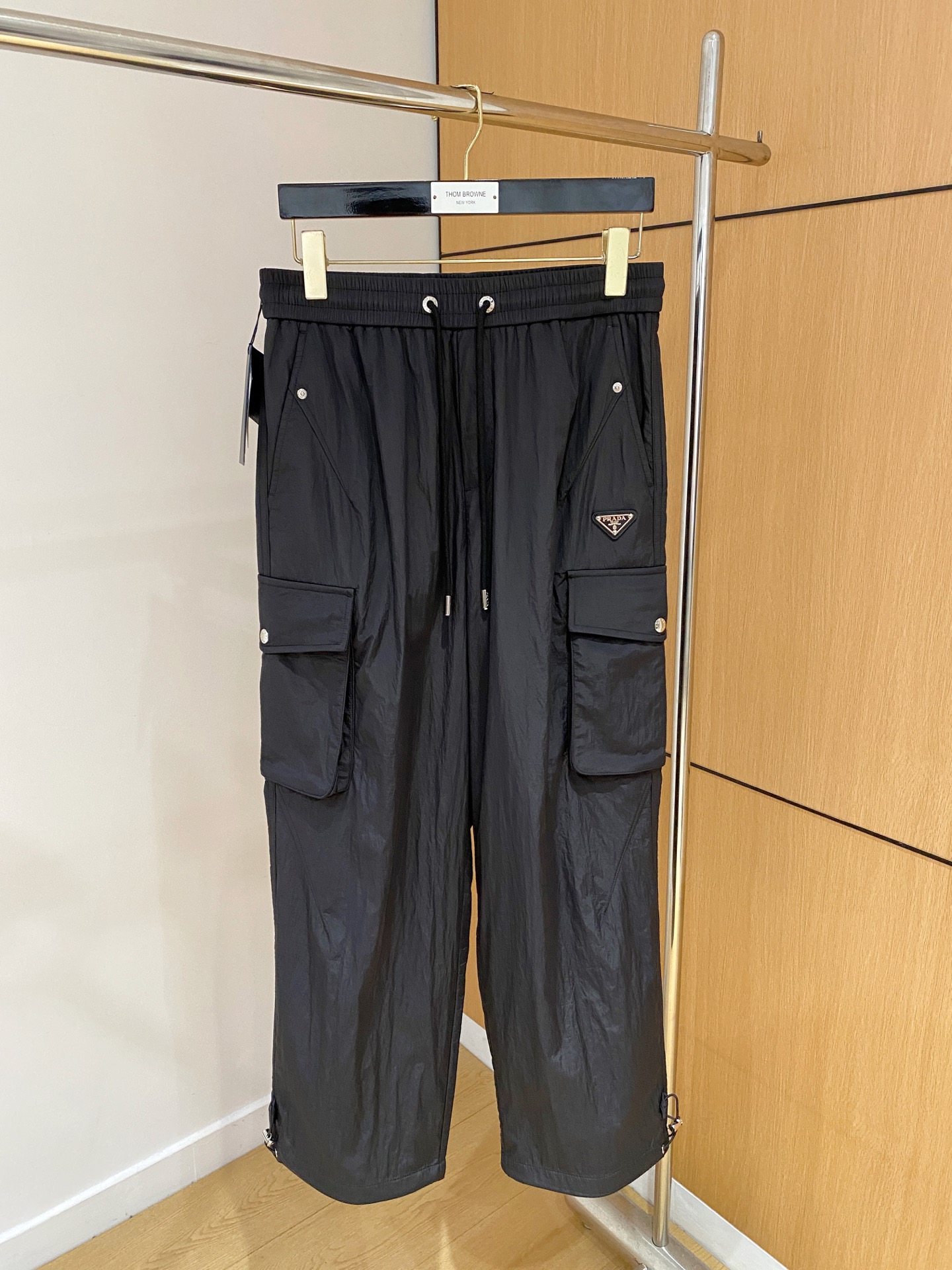 普拉达 2025ss秋冬新品 男士精品休闲裤顶级面料休闲裤，最新款上身版型无敌正!绝对可以闭眼收的一款此