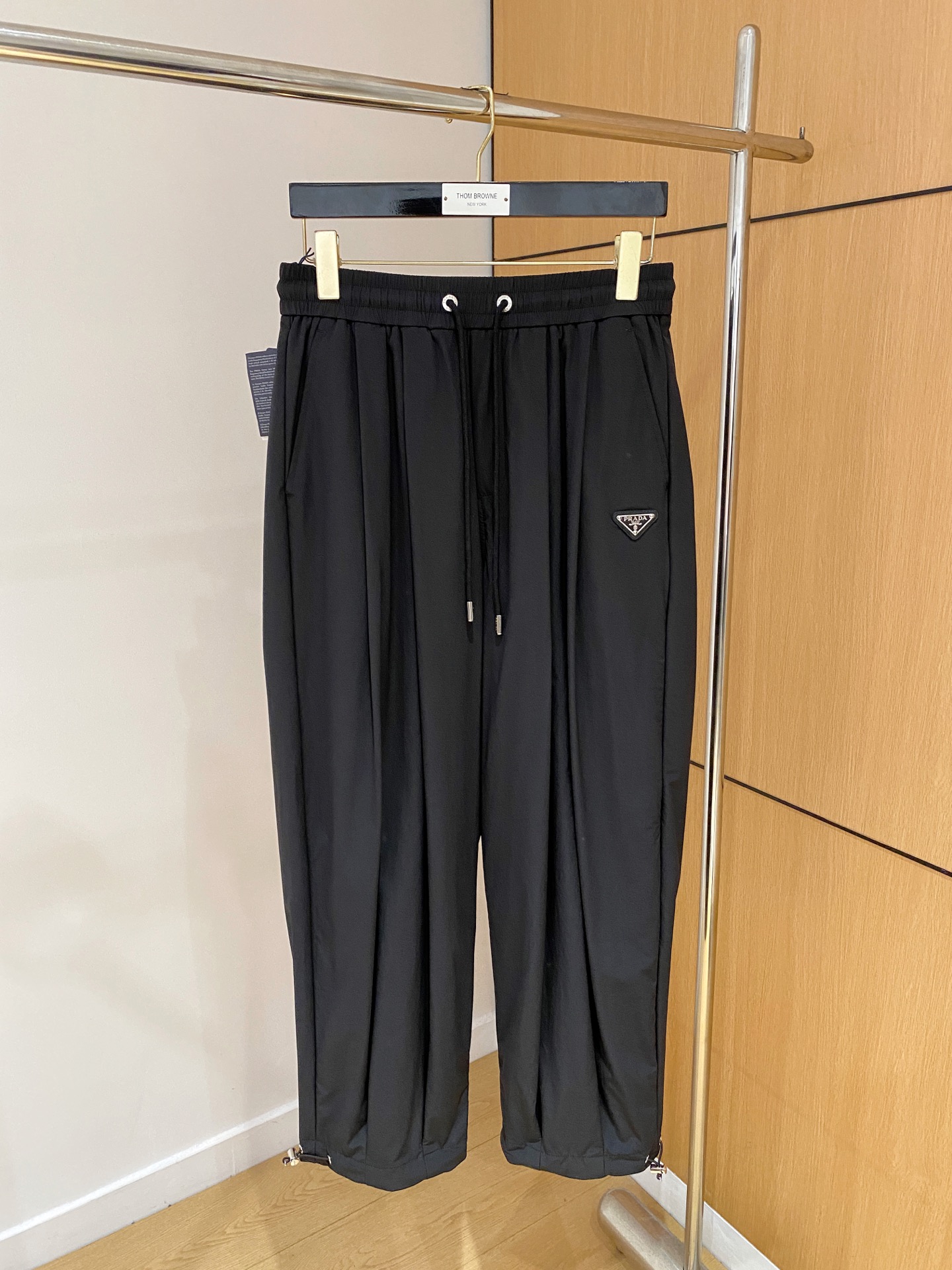 普拉达 2025ss秋冬新品 男士精品休闲裤顶级面料休闲裤，最新款上身版型无敌正!绝对可以闭眼收的一款此