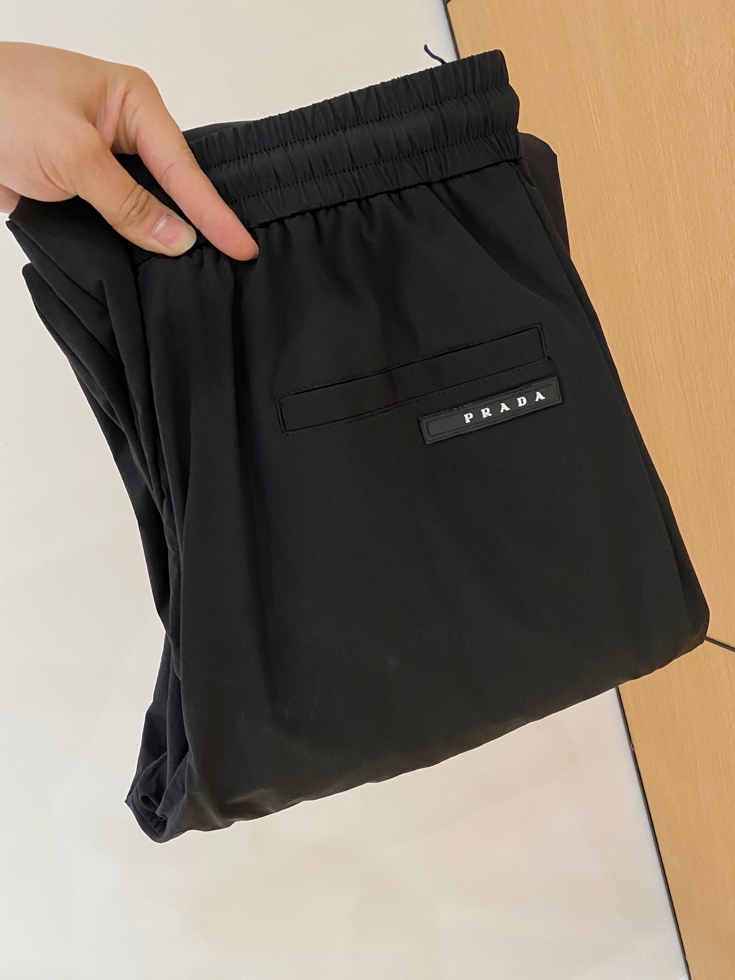 NO:520771,Prada 2025ss autumn and winter new products, men's boutique casual pants top-grade fabric casual pants, the latest top-body style is invincible! This pants are very versatile, elastic waistline, and can be worn in daily work and outdoor sports. It is a perfect combination of fashionable leisure and outdoor sports, so whether you wear it normally or outdoor wear is your best choice. Extreme comfort and quick sweating are the most popular focus, improving the comfort of wearing and suitable for aerobics and trail running conditions. This style is a running casual pants with an extremely wide range of applications, allowing you to naturally maintain a love for sports in summer, or you can wear it in casual life. Color black Size M-XXXL,, prada, alexander wang19860909普拉达 2025ss秋冬新品 男士精品休闲裤顶级面料休闲裤,最新款上身版型无敌正!绝对可以闭眼收的一款此款裤子非常百搭,弹力腰围,日常上班户外运动都可以穿着,是时尚休闲与户外运动的完美结合,所以无论您平时穿或者户外穿都是您的最佳选择.极致舒适和快速排汗是备受青睐的重点,提升穿着舒适度,适合有氧运动和越野跑条件下穿着,此款是一件适用范围极其广泛的跑步休闲裤,让你在夏天自然可以保持对运动热爱,也可以在休闲生活中穿着 颜色黑色 尺码M-XXXL,,prada,alexander wang,Men's clothing