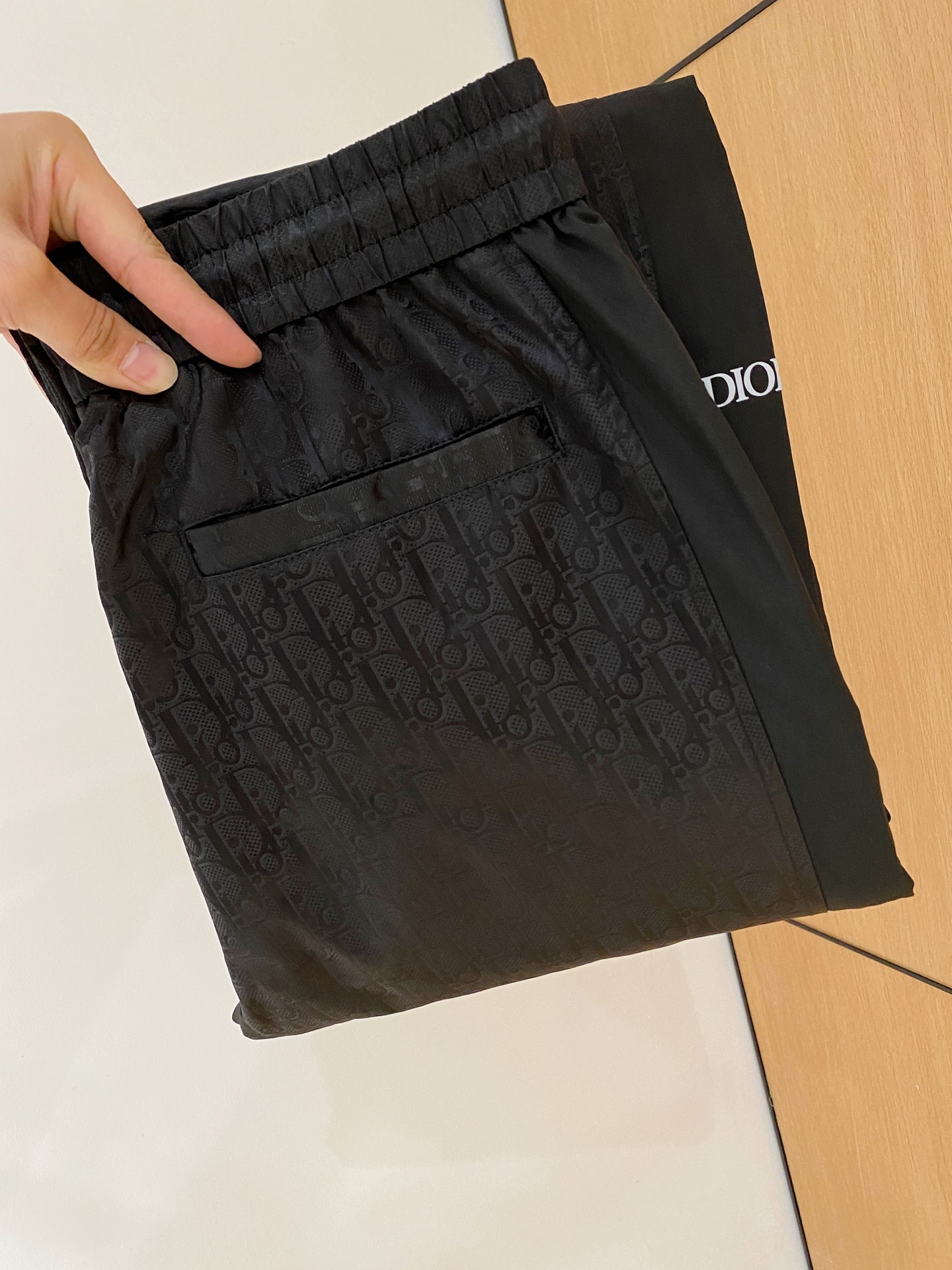 NO:520772,Diro 2025ss autumn and winter new products, men's boutique casual pants top-grade fabric casual pants, the latest top-body style is invincible! This pants that can be closed and can be worn in daily work and outdoor sports. It is a perfect combination of fashionable leisure and outdoor sports, so whether you wear it normally or outdoor wear is your best choice. Extreme comfort and quick sweating are the most popular focus, improving the comfort of wearing and suitable for aerobics and trail running conditions. This style is a running casual pants with an extremely wide range of applications, allowing you to naturally maintain a love for sports in summer, or you can wear it in casual life. Color black Size M-XXXL,,alexander wang19860909Diro 2025ss秋冬新品 男士精品休闲裤顶级面料休闲裤,最新款上身版型无敌正!绝对可以闭眼收的一款此款裤子非常百搭,弹力腰围,日常上班户外运动都可以穿着,是时尚休闲与户外运动的完美结合,所以无论您平时穿或者户外穿都是您的最佳选择.极致舒适和快速排汗是备受青睐的重点,提升穿着舒适度,适合有氧运动和越野跑条件下穿着,此款是一件适用范围极其广泛的跑步休闲裤,让你在夏天自然可以保持对运动热爱,也可以在休闲生活中穿着 颜色黑色 尺码M-XXXL,,alexander wang,Men's clothing