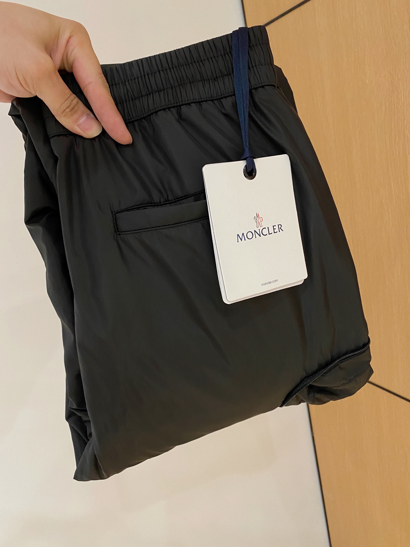 NO:520774,The new product of 2025ss autumn and winter, men's boutique casual pants top-grade fabric casual pants, the latest top-body style is invincible! This pants are very versatile, elastic waistline, and can be worn for daily work and outdoor sports. It is a perfect combination of fashionable leisure and outdoor sports, so whether you wear it normally or outdoor wear is your best choice. Extreme comfort and quick sweating are the most popular focus, improving the comfort of wearing and suitable for aerobics and cross-country running conditions. This style is a running casual pants with an extremely wide range of applications, allowing you to naturally maintain a love for sports in summer, or you can wear it in casual life. Color black Size M-XXXL, Moncler, alexander wang19860909蒙口 2025ss秋冬新品 男士精品休闲裤顶级面料休闲裤,最新款上身版型无敌正!绝对可以闭眼收的一款此款裤子非常百搭,弹力腰围,日常上班户外运动都可以穿着,是时尚休闲与户外运动的完美结合,所以无论您平时穿或者户外穿都是您的最佳选择.极致舒适和快速排汗是备受青睐的重点,提升穿着舒适度,适合有氧运动和越野跑条件下穿着,此款是一件适用范围极其广泛的跑步休闲裤,让你在夏天自然可以保持对运动热爱,也可以在休闲生活中穿着 颜色黑色 尺码M-XXXL,,Moncler,alexander wang,Men's clothing