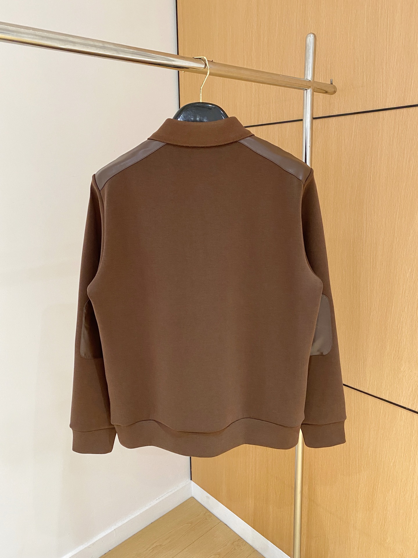 。普拉达 2025秋冬 羊毛混纺套头针织卫衣 几何拼皮的口袋设计 很有亮点，标志字母纽扣 细节上凸显质感