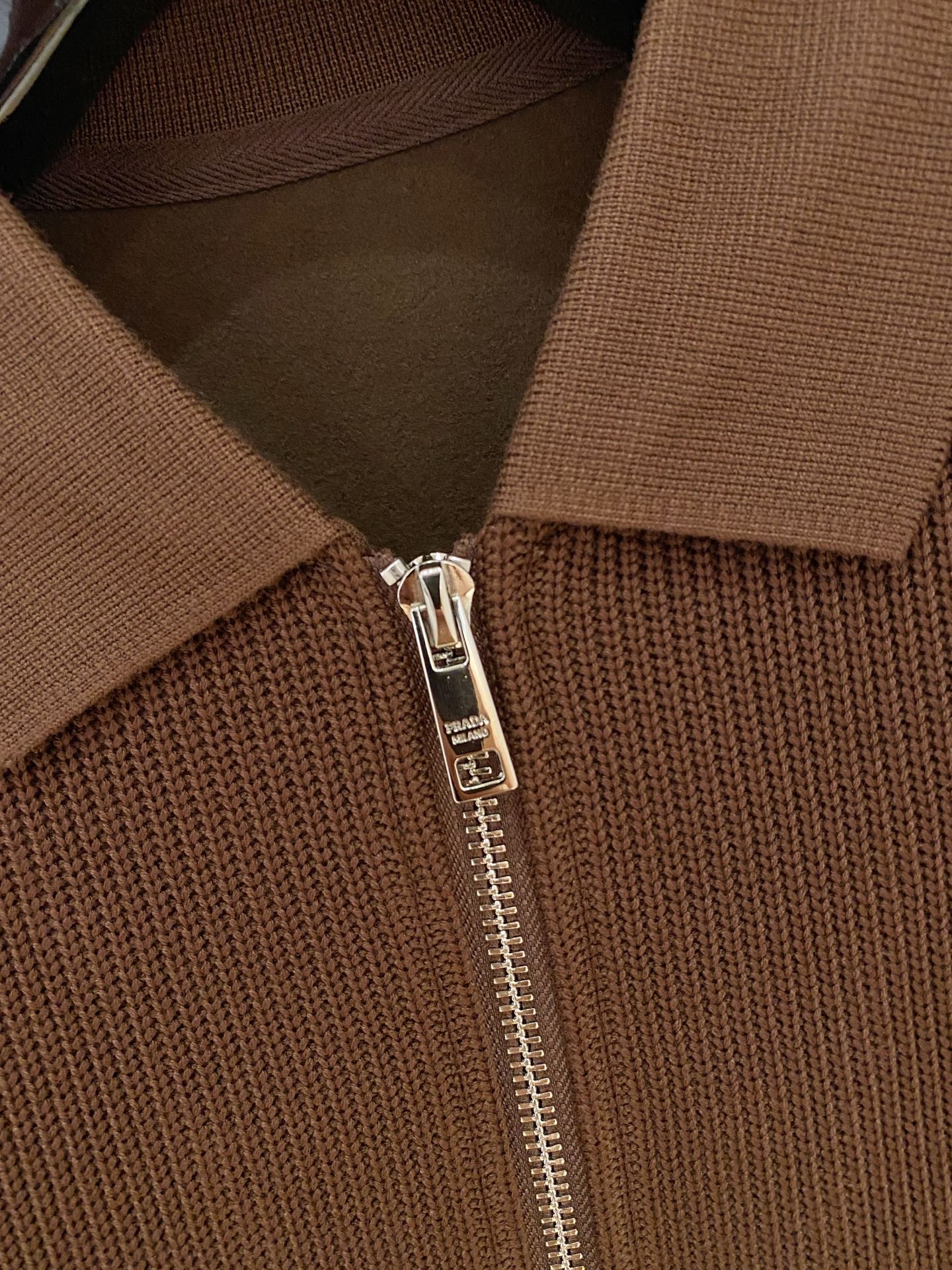 。普拉达 2025秋冬 羊毛混纺套头针织卫衣 几何拼皮的口袋设计 很有亮点，标志字母纽扣 细节上凸显质感
