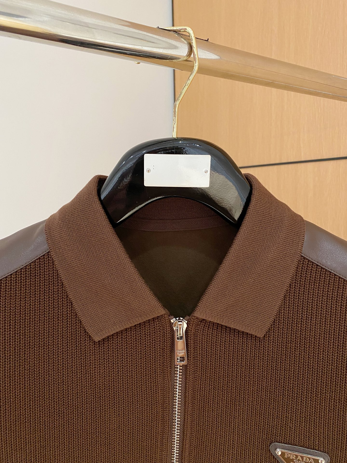 。普拉达 2025秋冬 羊毛混纺套头针织卫衣 几何拼皮的口袋设计 很有亮点，标志字母纽扣 细节上凸显质感