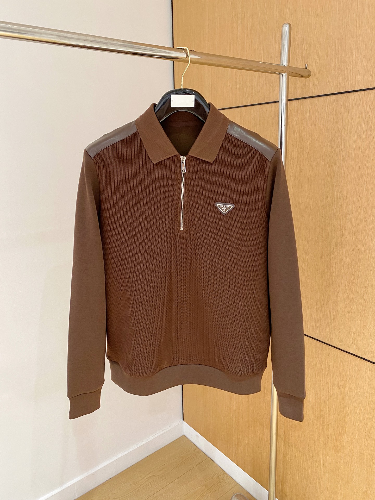 。普拉达 2025秋冬 羊毛混纺套头针织卫衣 几何拼皮的口袋设计 很有亮点，标志字母纽扣 细节上凸显质感