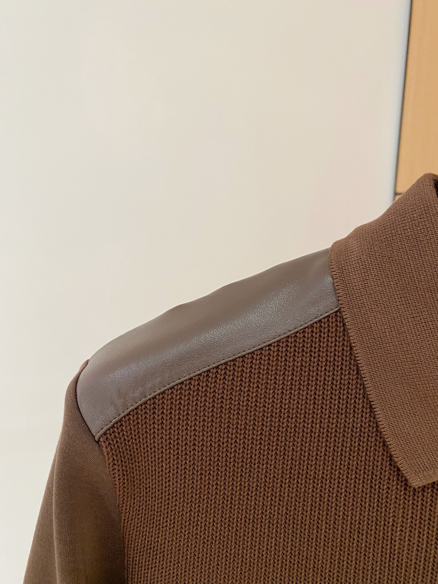 。普拉达 2025秋冬 羊毛混纺套头针织卫衣 几何拼皮的口袋设计 很有亮点，标志字母纽扣 细节上凸显质感