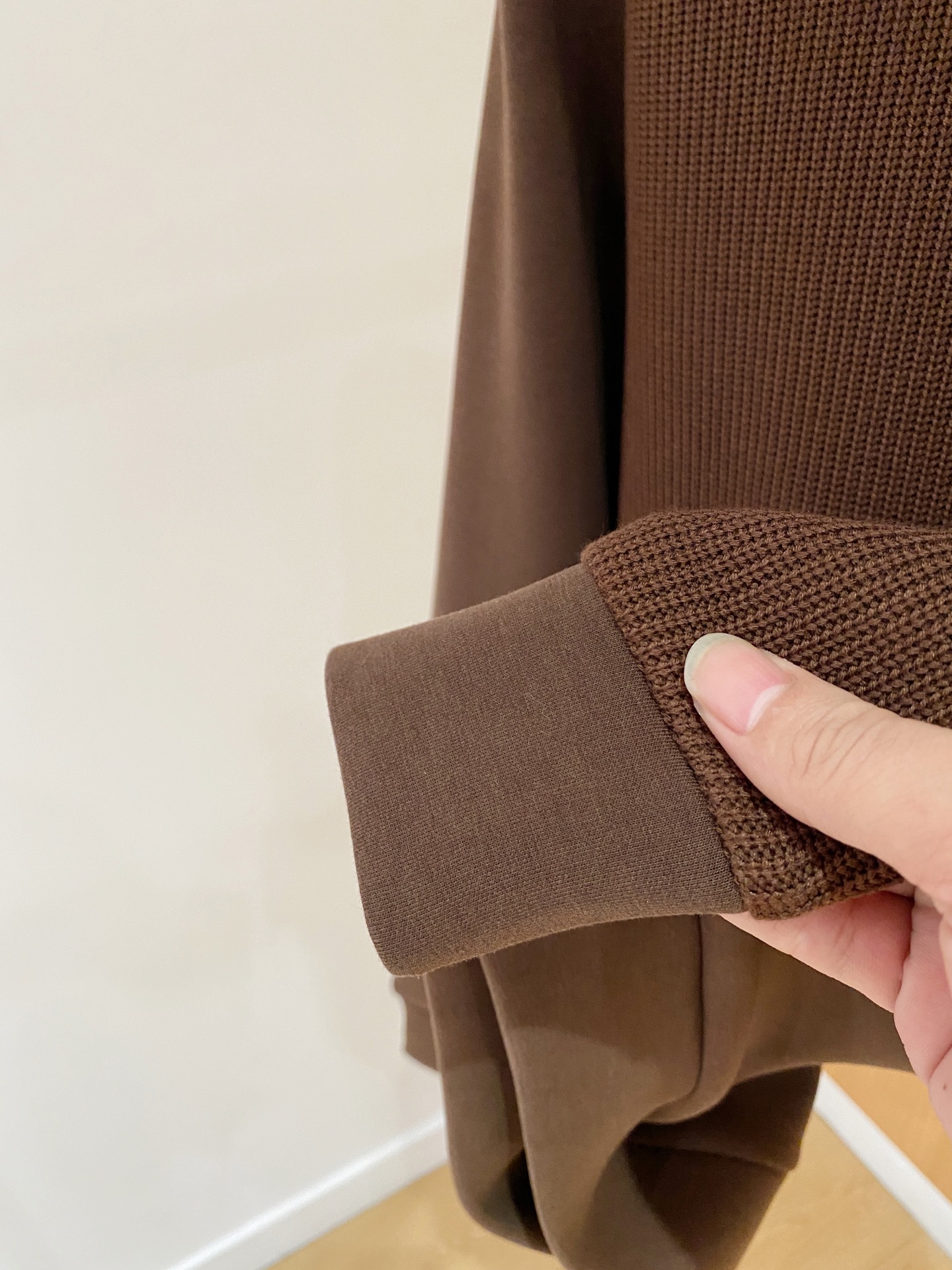 。普拉达 2025秋冬 羊毛混纺套头针织卫衣 几何拼皮的口袋设计 很有亮点，标志字母纽扣 细节上凸显质感