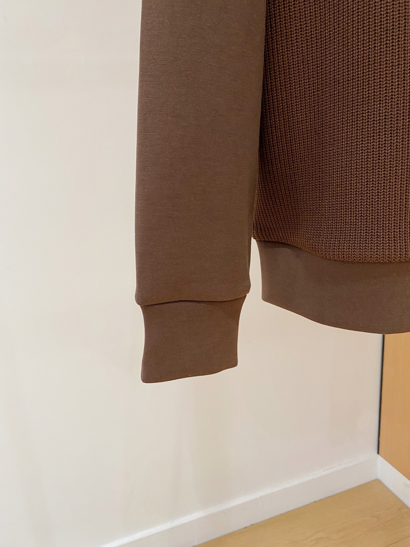 。普拉达 2025秋冬 羊毛混纺套头针织卫衣 几何拼皮的口袋设计 很有亮点，标志字母纽扣 细节上凸显质感