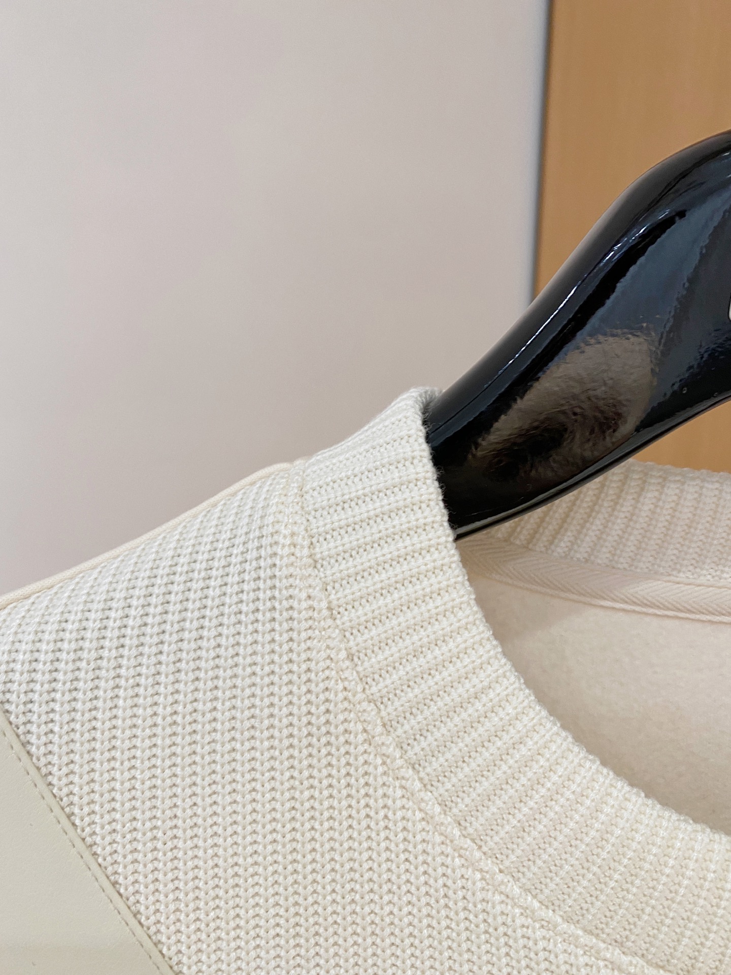 。普拉达 2025秋冬 羊毛混纺套头针织卫衣 几何拼皮的口袋设计 很有亮点，标志字母纽扣 细节上凸显质感