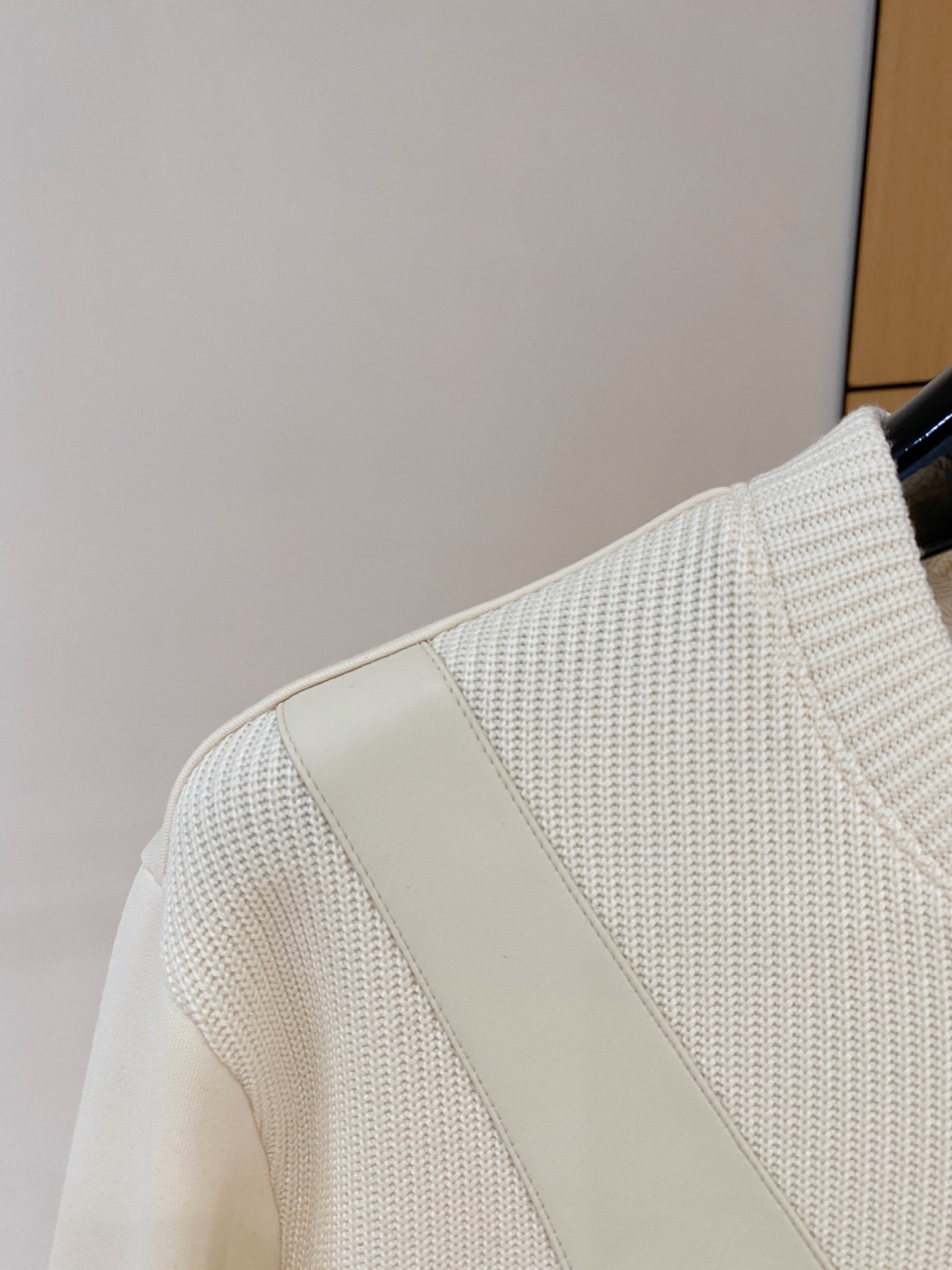 。普拉达 2025秋冬 羊毛混纺套头针织卫衣 几何拼皮的口袋设计 很有亮点，标志字母纽扣 细节上凸显质感