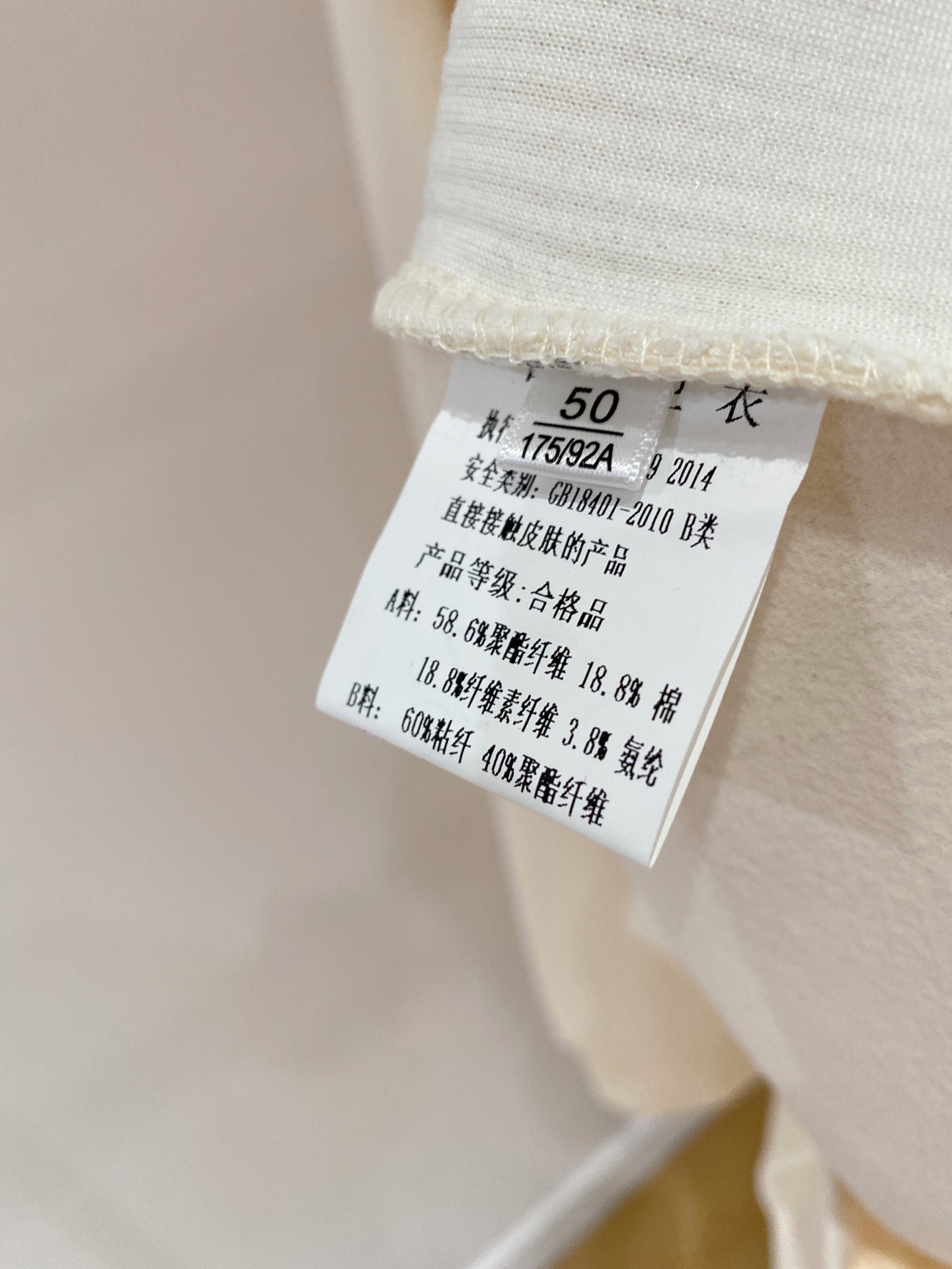 。普拉达 2025秋冬 羊毛混纺套头针织卫衣 几何拼皮的口袋设计 很有亮点，标志字母纽扣 细节上凸显质感