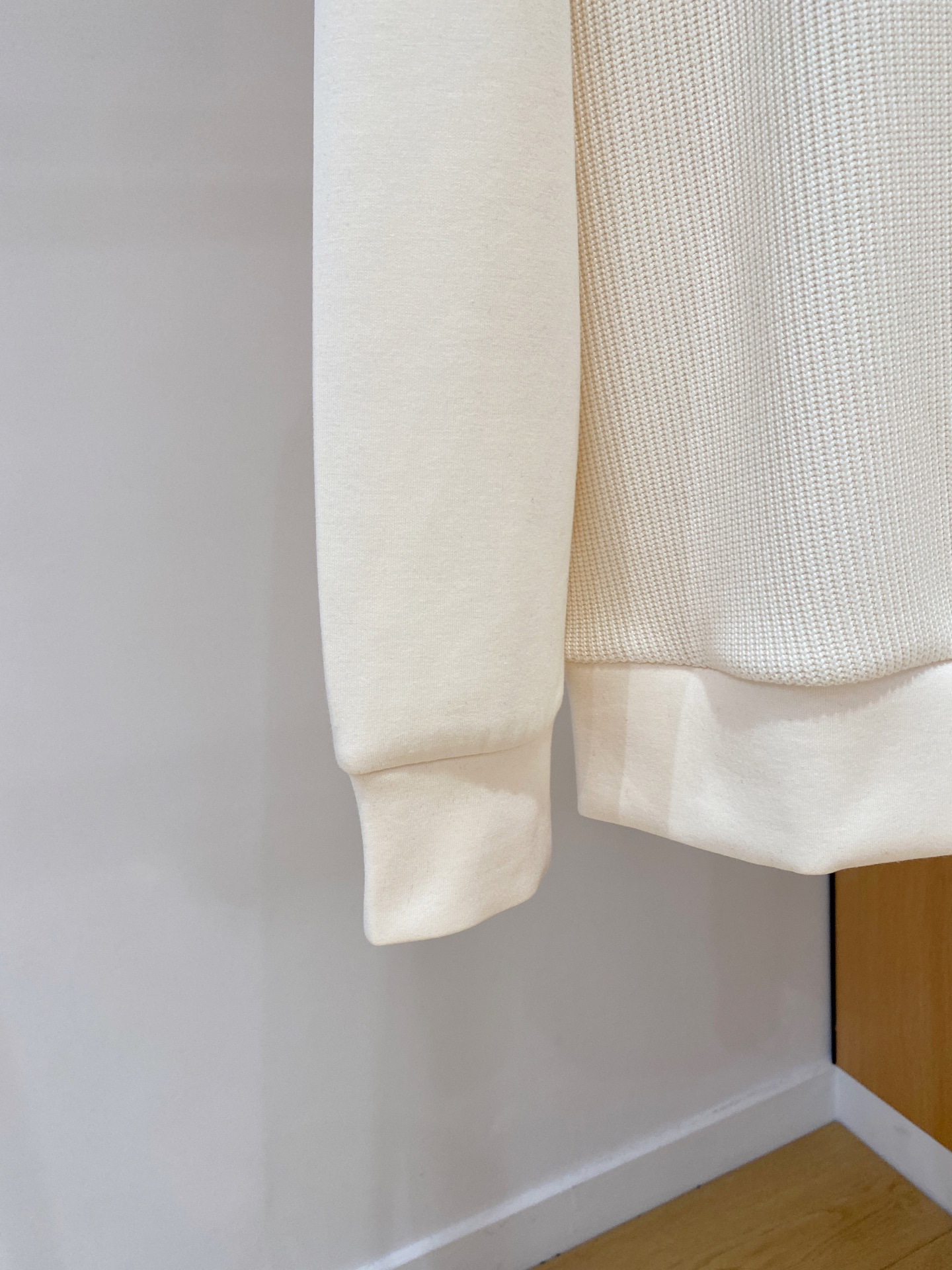 。普拉达 2025秋冬 羊毛混纺套头针织卫衣 几何拼皮的口袋设计 很有亮点，标志字母纽扣 细节上凸显质感