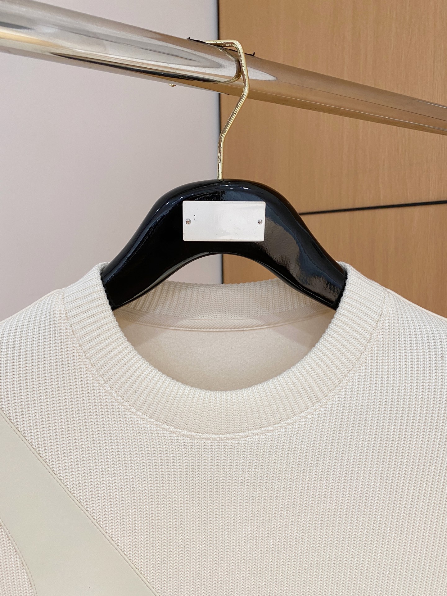 。普拉达 2025秋冬 羊毛混纺套头针织卫衣 几何拼皮的口袋设计 很有亮点，标志字母纽扣 细节上凸显质感