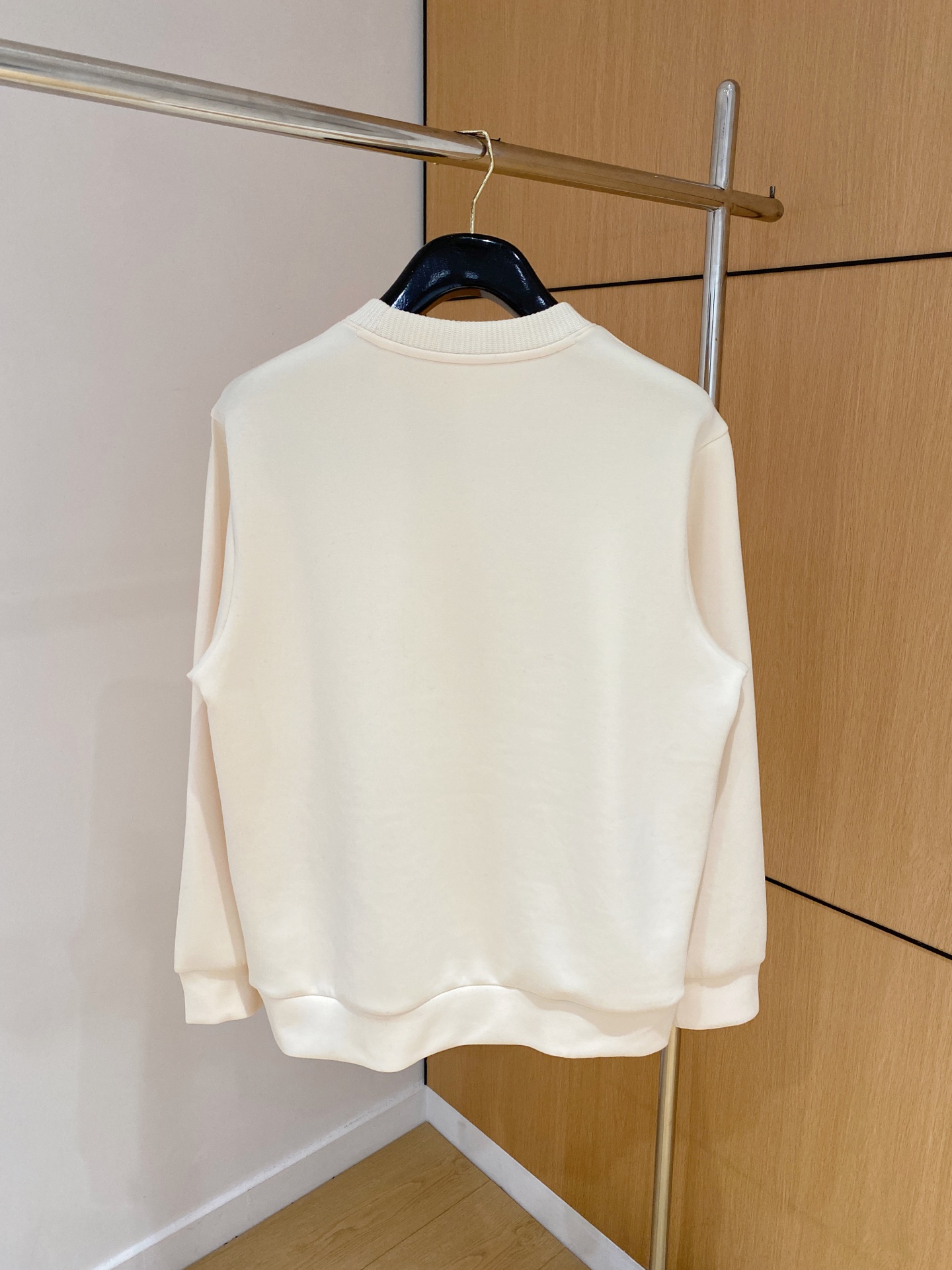 。普拉达 2025秋冬 羊毛混纺套头针织卫衣 几何拼皮的口袋设计 很有亮点，标志字母纽扣 细节上凸显质感