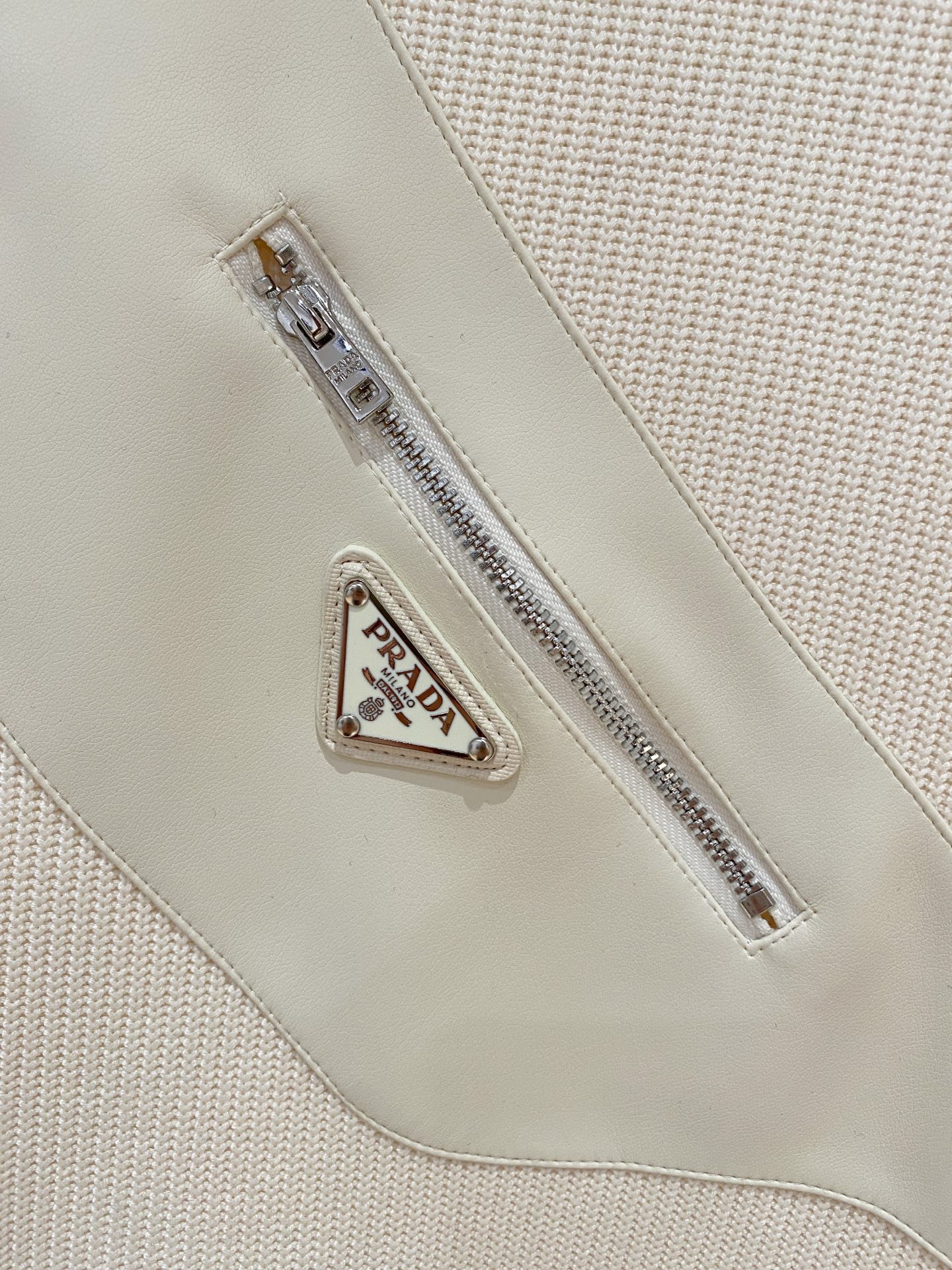 。普拉达 2025秋冬 羊毛混纺套头针织卫衣 几何拼皮的口袋设计 很有亮点，标志字母纽扣 细节上凸显质感