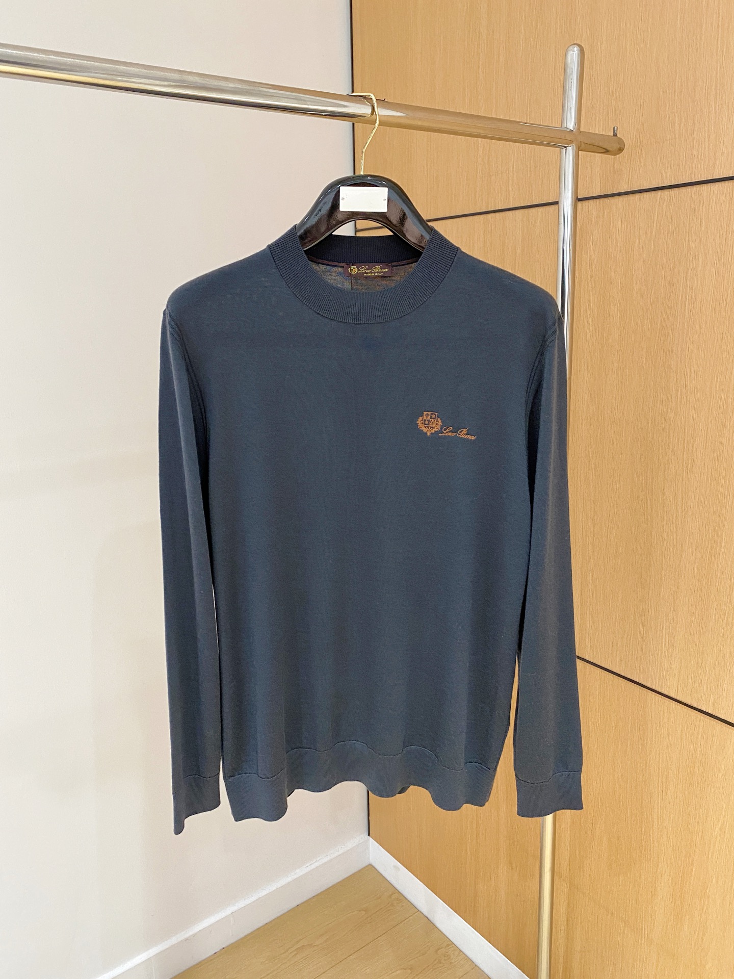 NO:571001,LP. High-end fine merino wool, warm and anti-pilling, new high-end wool pullover knitted sweaters for autumn and winter, fashionable embroidered pattern jacquard fashionable casual sweaters!  Trading company channels are rare, and sales on the official website exceed 10,000 yuan!  The latest series of items from the Lp family for the fall and winter of 2025 are now online, with unique and cute style designs, fashionable and outstanding upper body, and simple and casual commuting items that look great whether worn alone or as an inner layer!  High-grade imported double-sided knitting technology, the touch is thick, soft and delicate, it is close to the skin and breathable without any pricking feeling at all, the texture of the fabric is quite excellent and high-end!  The eye-catching pattern on the chest of the dress, the overall design is simple and elegant yet fashionable, very age-reducing and interesting, and brings a different sense of beauty to people!  Paired with a classic and basic cardigan style, the upper body effect is very high-end and eye-catching, showing a youthful and energetic style, perfect for daily leisure!  Standard fit, sizes M to XXXL,, loro piana, sweaters, alexander wang19860909LP.高端细美利奴羊毛 保暖更抗起球,秋冬新款高端羊毛套头针织毛衣,时尚刺绣图案提花时尚休闲织衫！贸易公司渠道稀出,同步官网发售过万元！25年秋冬Lp家族最新系列单品上线,独特萌趣的风格设计,上身时髦出众,简单随性通勤单品,无论单穿或是内搭都非常好看！级进口双面针织工艺,触感厚实柔软细腻,贴身穿着亲肤透气毫无扎刺感可言,面料质感相当的出色高端！衣身胸前醒目的图案,整体设计简约大气却不失时髦感,非常的减龄富有趣味,给人带来不一样的美感！再搭配上经典基础的开衫版型,上身效果更是非常的高级养眼,彰显青春活力范儿,日常休闲再合适不过！ 标准版型,尺码M到XXXL,,loro piana,sweaters,alexander wang,Men's clothing