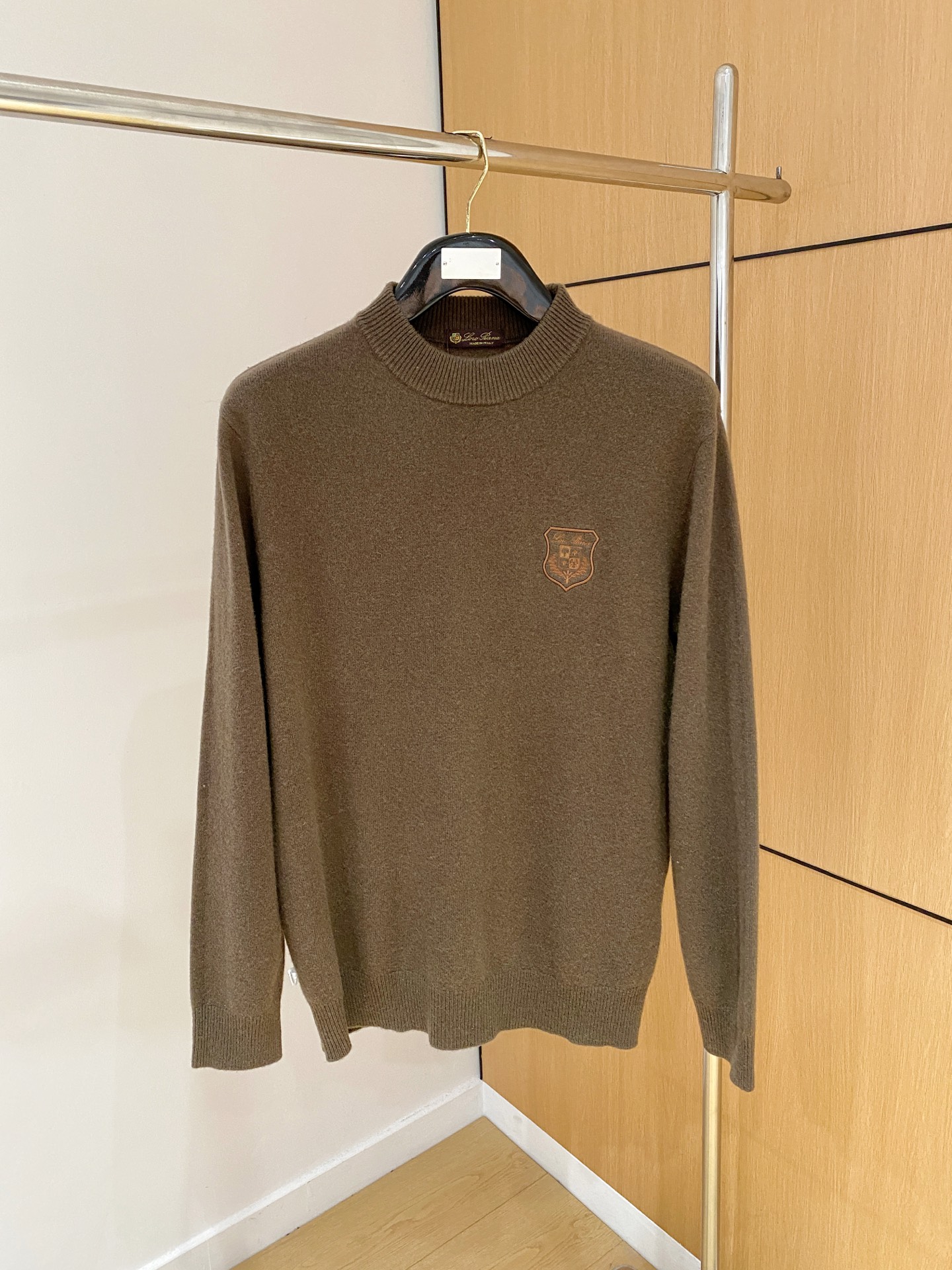 NO:570998,.LP. High-end merino wool, warm and anti-pilling, new high-end wool pullover knitted sweater for autumn and winter, fashionable embroidered pattern jacquard fashionable casual sweater!  Trading company channels are rare, and sales on the official website exceed 10,000 yuan!  The latest series of items from the Lp family for the fall and winter of 2025 are now online, with unique and cute style designs, fashionable and outstanding upper body, and simple and casual commuting items that look great whether worn alone or as an inner layer!  High-grade imported double-sided knitting technology, the touch is thick, soft and delicate, it is close to the skin and breathable without any pricking feeling at all, the texture of the fabric is quite excellent and high-end!  The eye-catching pattern on the chest of the dress, the overall design is simple and elegant yet fashionable, very age-reducing and interesting, and brings a different sense of beauty to people!  Paired with a classic and basic cardigan style, the upper body effect is very high-end and eye-catching, showing a youthful and energetic style, perfect for daily leisure!  Standard fit, sizes M to XXXL,, loro piana, sweaters, alexander wang19860909.LP.高端美利奴羊毛 保暖更抗起球,秋冬新款高端羊毛套头针织毛衣,时尚刺绣图案提花时尚休闲织衫！贸易公司渠道稀出,同步官网发售过万元！25年秋冬Lp家族最新系列单品上线,独特萌趣的风格设计,上身时髦出众,简单随性通勤单品,无论单穿或是内搭都非常好看！级进口双面针织工艺,触感厚实柔软细腻,贴身穿着亲肤透气毫无扎刺感可言,面料质感相当的出色高端！衣身胸前醒目的图案,整体设计简约大气却不失时髦感,非常的减龄富有趣味,给人带来不一样的美感！再搭配上经典基础的开衫版型,上身效果更是非常的高级养眼,彰显青春活力范儿,日常休闲再合适不过！ 标准版型,尺码M到XXXL,,loro piana,sweaters,alexander wang,Men's clothing