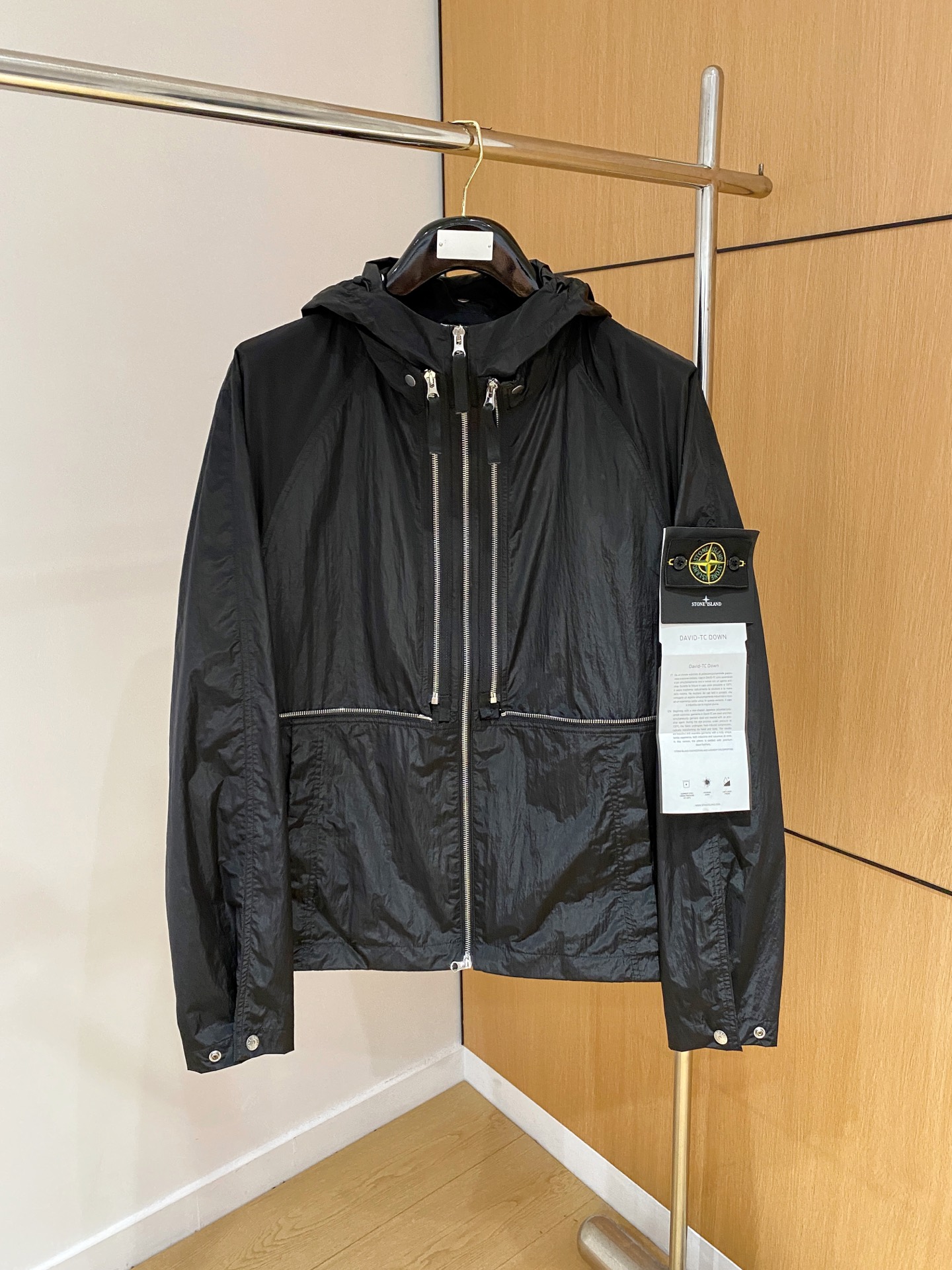 NO:520765,(Two top fakes) Stone Island counter 1 to 1, top quality 2025 new jacket jacket, the new product on the show is perfect, comfortable and warm, the three standards are complete in color and full and attractive, and the very outstanding design easily advances the sense of fashion, the workmanship is extremely exquisite and rigorous, and the wiring is neat and meticulous!  A masterpiece of a big-name designer!  The upper body doesn't look bloated and super handsome!  Spot code M ~ XXXL,,jackets & coats,jackets & coats,alexander wang19860909（顶级假两件） 石头岛 专柜一比一、顶级品质 2025新款夹克外套,秀场新品品相非常完美,舒适保暖,三标齐全色泽饱满诱人,非常出彩的设计,轻松将时髦感进阶,做工极为考究严谨,走线工整细致！大牌设计师巨作！上身不显臃肿、超级帅气！现货码数M ～ XXXL,,jackets & coats,jackets & coats,alexander wang,Men's clothing