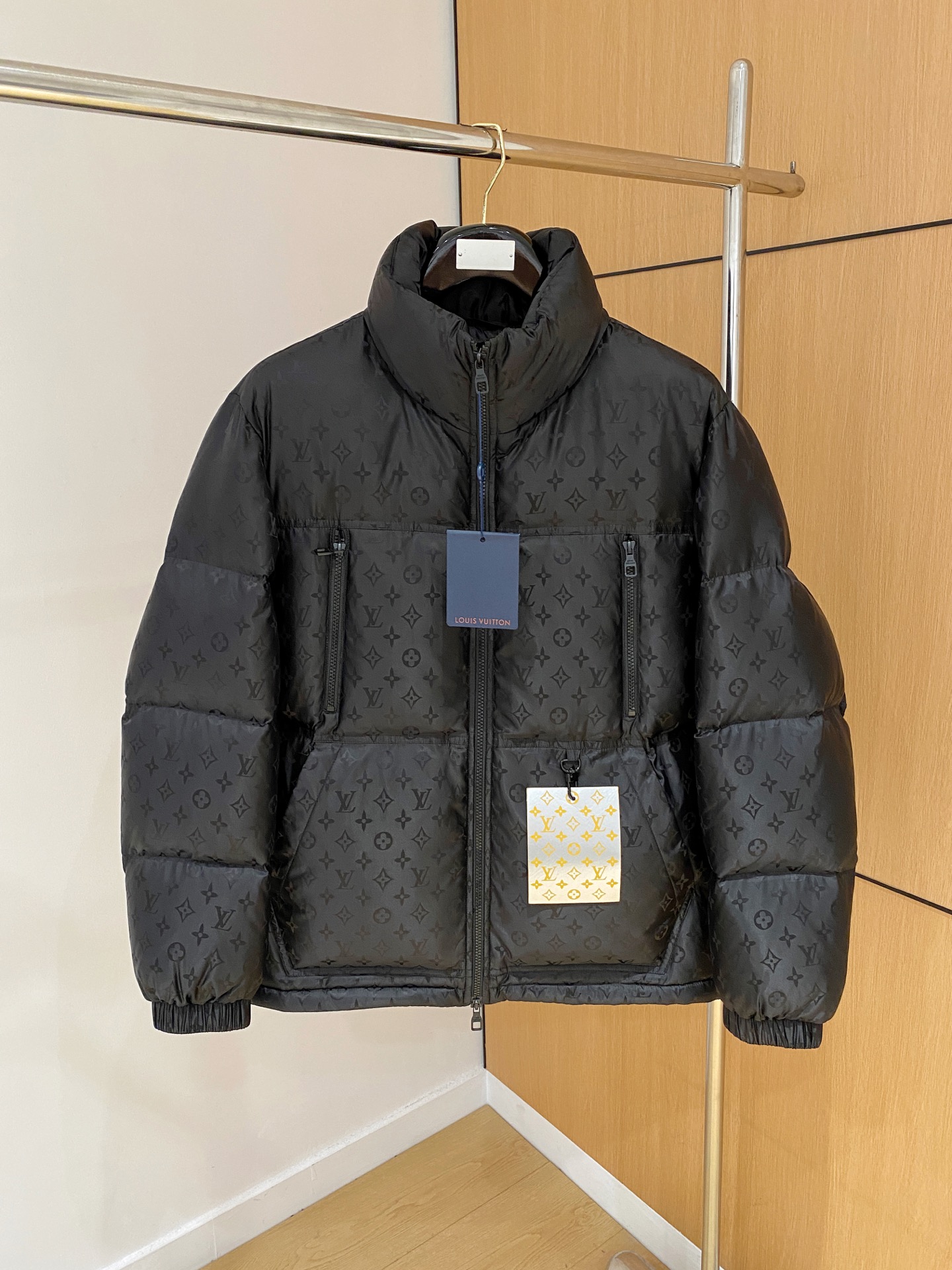 NO:520778,.Diro 2025 autumn and winter new original 1:1 custom hardware accessories fully imported and customized. Welcome to counter comparison. Absolutely high quality. It uses top-grade 95 white duck down, super soft, fluffy and full, super heavy fabric with a perfect fit, pay attention to the super comfortable fabric, Exclusive model, non-market goods, same size for men and women, M ~XXXL,,alexander wang19860909.Diro 2025秋冬新款原版1:1订制五金配件全进口原版定制 欢迎专柜对比 绝对的高品质 采用顶级95白鸭绒 超柔软 充羽量蓬松饱满 超级重面料做工杠杠的版型完美 注意面料超舒服 独家款 非市场货 男女同款尺码M ～XXXL,,alexander wang,Men's clothing