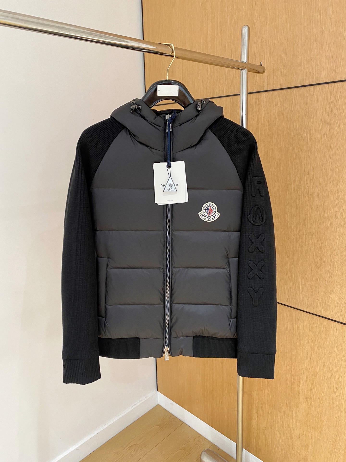 NO:520784,Mengjia 2025 autumn and winter new original 1:1 custom hardware accessories are fully imported and customized. Welcome to counter comparison. Absolutely high quality. Use top-grade 95 white duck down. Super soft. Flush and full. Super heavy fabric has a perfect fit. Pay attention to the super comfortable fabric. Exclusive model. Non-market goods. Size M for men and women. ~XXXL,,alexander wang.19860909蒙家 2025秋冬新款原版1:1订制五金配件全进口原版定制 欢迎专柜对比 绝对的高品质 采用顶级95白鸭绒 超柔软 充羽量蓬松饱满 超级重面料做工杠杠的版型完美 注意面料超舒服 独家款 非市场货 男女同款尺码M ～XXXL,,alexander wang,Men's clothing