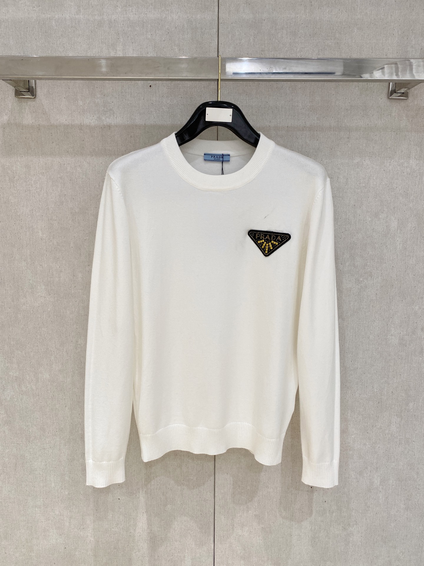 NO:518539,prada/Prada 2025 new spring and summer products are available in new products, complete three standards, round neck sweater, good products do not need to be introduced too much, look at the details, counter number M-XXXL /140 suggestions L,,prada,prada,sweaters,alexander wang19860909prada/普拉达 2025年春夏新品上新 三标齐全 圆领毛衣 好货不用过多介绍 看细节 专柜码数M-XXXL /140建议L,,prada,prada,sweaters,alexander wang,Men's clothing