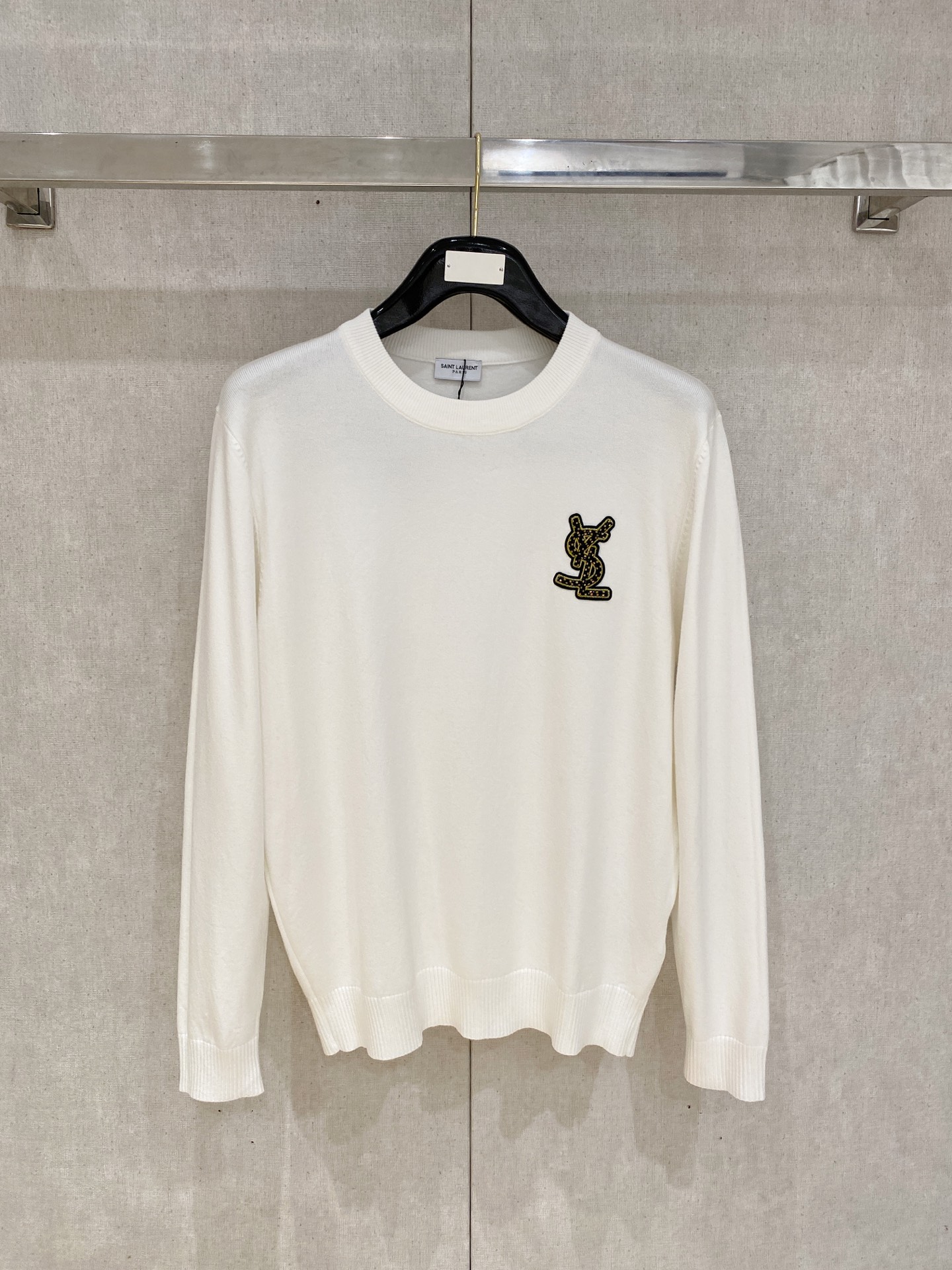 NO:518547,Saint Laurent 2025 spring and summer new products are available, three standards are complete, round neck sweater, good products do not need to be introduced too much, look at the details, counter number M-XXXL /140 suggestions L,,saint laurent,sweaters,alexander wang19860909圣罗兰 2025年春夏新品上新 三标齐全 圆领毛衣 好货不用过多介绍 看细节 专柜码数M-XXXL /140建议L,,saint laurent,sweaters,alexander wang,Men's clothing