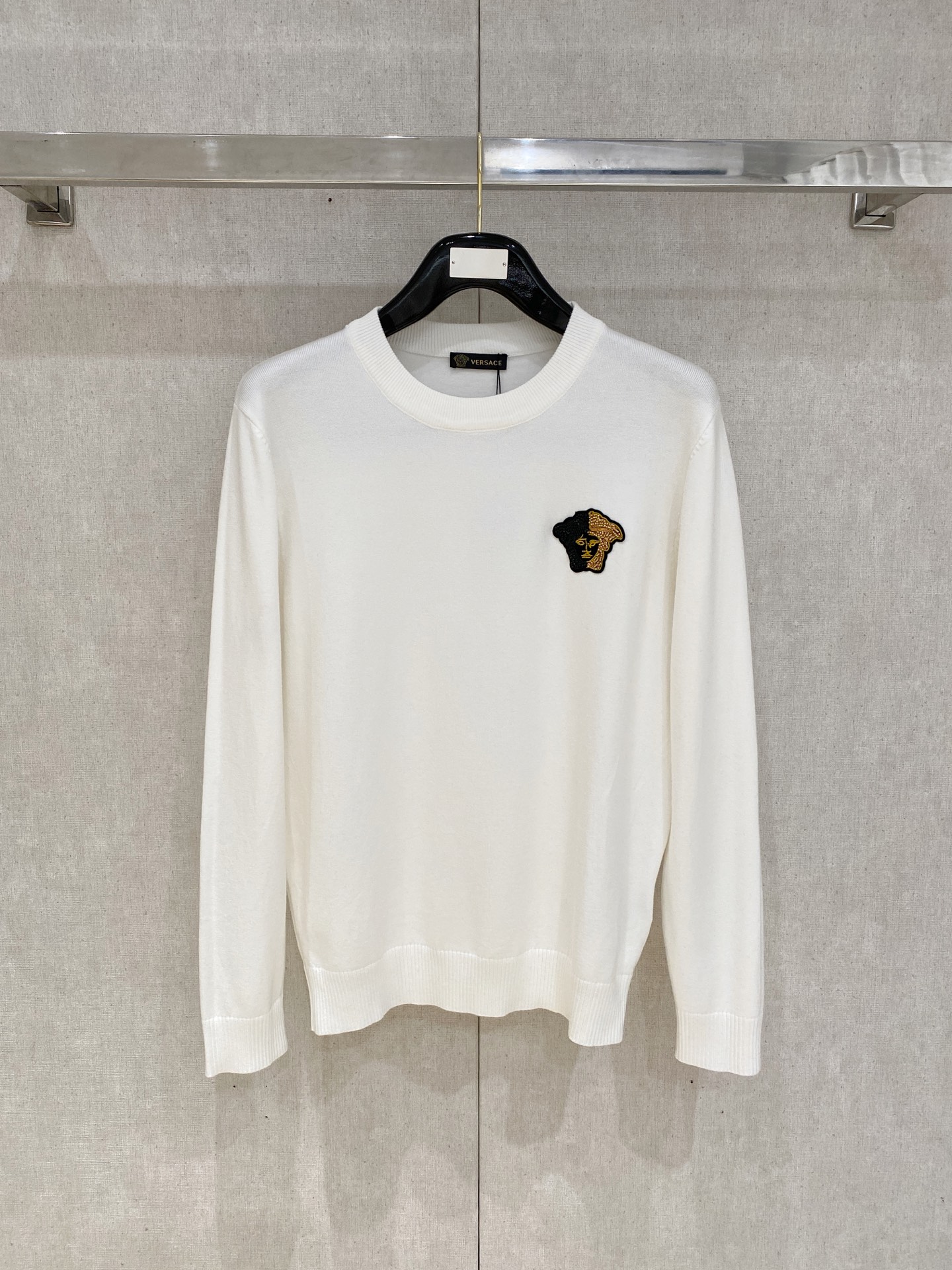 NO:518551,Versace/Versace 2025 new spring and summer products are available, complete three standards, round neck sweater, good products do not need to be introduced too much, look at the details, counter number M-XXXL /140 suggestions L, versace, versace, sweaters, alexander wang19860909Versace/范思哲 2025年春夏新品上新 三标齐全 圆领毛衣 好货不用过多介绍 看细节 专柜码数M-XXXL /140建议L,,versace,versace,sweaters,alexander wang,Men's clothing