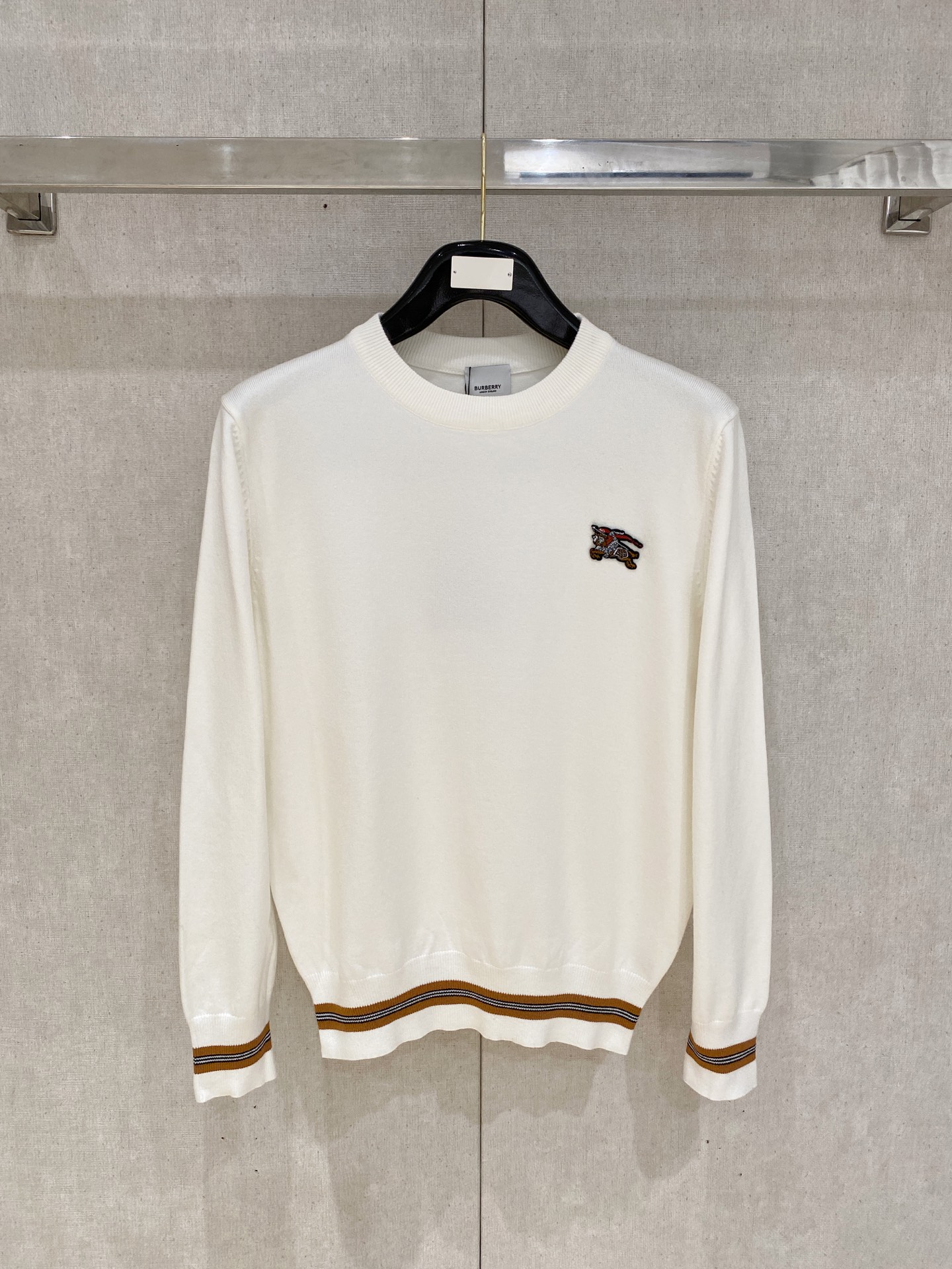 NO:517506,Burberry/Burberry New products for spring and summer 2025 are available in new products, complete three standards, round neck sweater, good products do not need to be introduced too much, look at the details, counter number M-XXXL /140 suggestions L, burberry, burberry, sweaters, alexander wang19860909Burberry/巴宝莉 2025年春夏新品上新 三标齐全 圆领毛衣 好货不用过多介绍 看细节 专柜码数M-XXXL /140建议L,,burberry,burberry,sweaters,alexander wang,Men's clothing