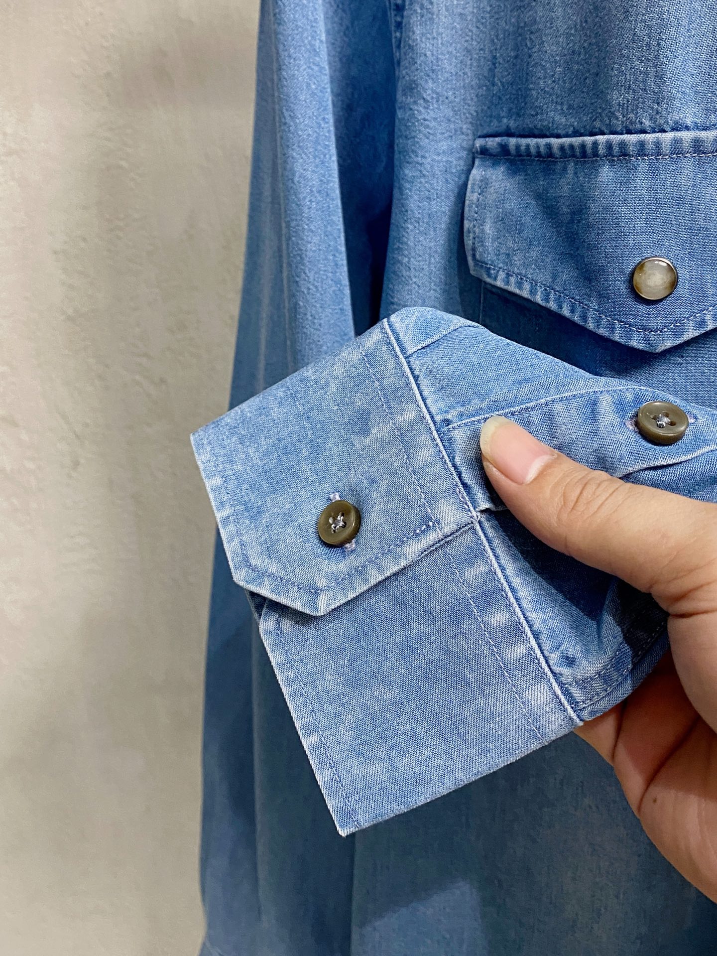 强势上新，新款不断！！！新款衬衫，高级面料高级做工，顶级品质！！！S一XXLS穿125左右m穿140左右