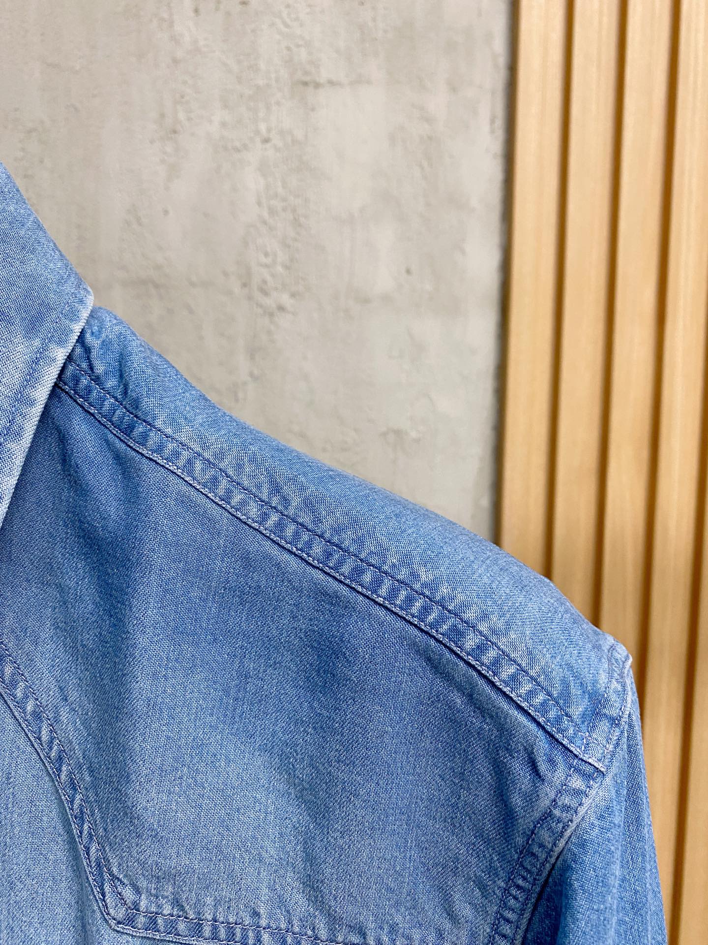 强势上新，新款不断！！！新款衬衫，高级面料高级做工，顶级品质！！！S一XXLS穿125左右m穿140左右