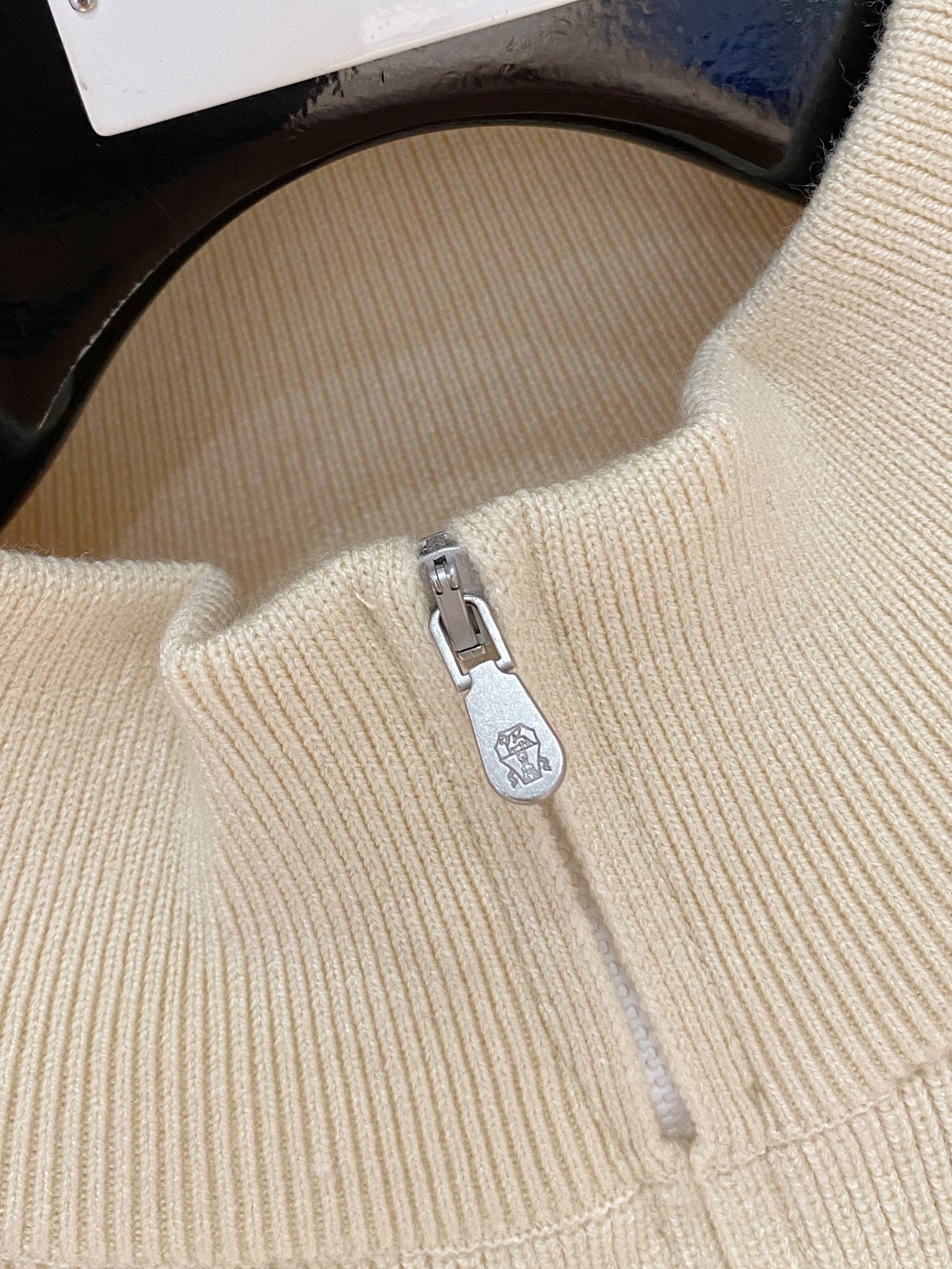 。顶级品质>专柜官网同步发售！辅料全部原版定制出品，贸易公司真品订单。高级定制进口面料，以天然植物纖維提