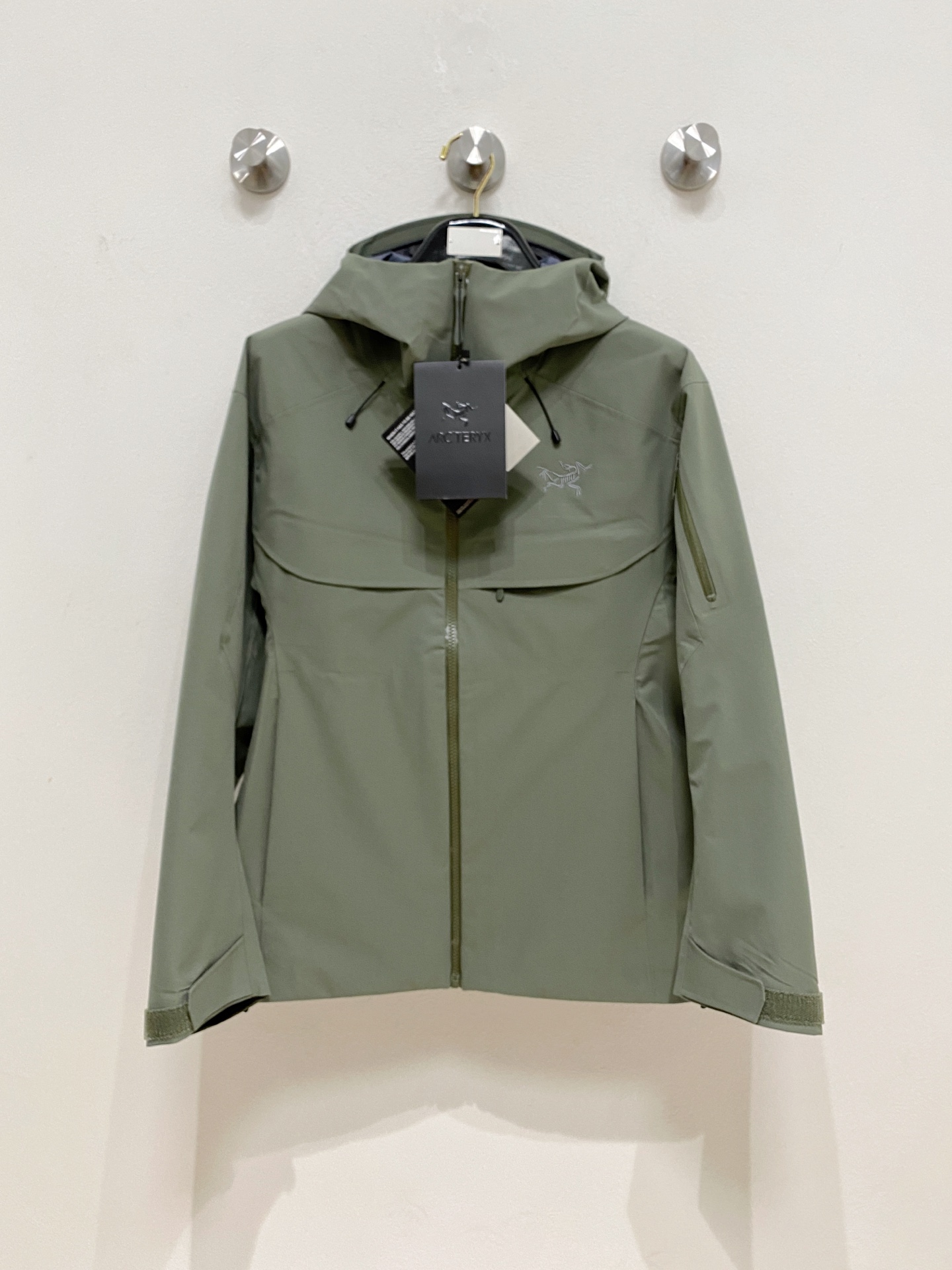 NO:566655,High-quality embroidery [Archateryx Behringer 10,000-needle embroidery] [Different from the cheap version with easy-to-fall off prints on the market] gamma lt hoody men's and women's lightweight warm windproof soft shell four-color jacket top quality Pure original version comparison zp highest version on the entire network. gamma lightweigh jacket is a must-have soft shell for outdoor sports. Gamma has become the main line series! Same as the original fortius1.0  The shell fabric is windproof and water-repellent, light, breathable, and elastic. The regular fit is easy to match and layer with light weight. The quality is unrivaled! The splicing and tailoring ensure freedom of movement. If you are a birdie or outdoor enthusiast, this is a must-have. This model can be used as sunscreen! The fabric is light but warm! Locks in the temperature of your body movement! Don’t think that the thicker the material, the more expensive it is! Technology is developing! Believe me, you will definitely fall in love with it! Size M-3XL 40,,jil   sanderarc'teryx,jackets & coats,alexander wang19860909高品质刺绣【始祖鸟百灵达万针刺绣】【区别市场易脱落印花廉价版本】 gamma lt hoody男女款轻量保暖防风软壳四色冲锋衣顶级品质 纯原版本对比zp全网最高版本. gamma lightweigh夹克是户外运动的必备软壳.伽马已经成为主线系列! 原厂同款fortius1.0 壳面料防风防泼水、轻盈透气、富有弹性常规版型易于搭配轻量叠穿,质量无敌! 拼接剪裁,确保活动自如. 如果你是一名鸟家或者户外爱好者,必入. 此款可当防晒!面料轻薄但是保暖!锁住你身体运动的温度!不要在认为料子越厚才越贵!科技在发展!相信我上身你一定会爱上它!码数M-3XL 40,,jil sanderarc'teryx,jackets & coats,alexander wang,Men's clothing