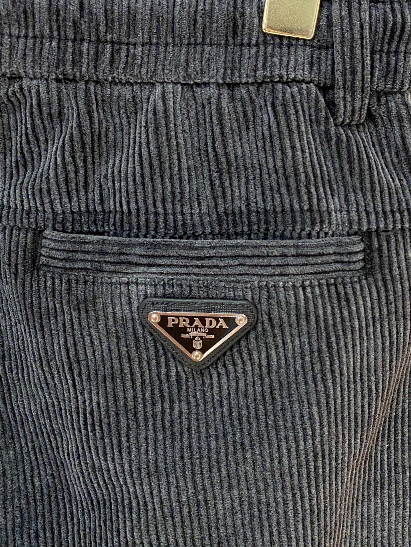 一套普拉达精品套装 2025秋冬新款套装 走秀款 定制原版牛仔面料 搭配夹克版型设计 非常洋气 版型超好