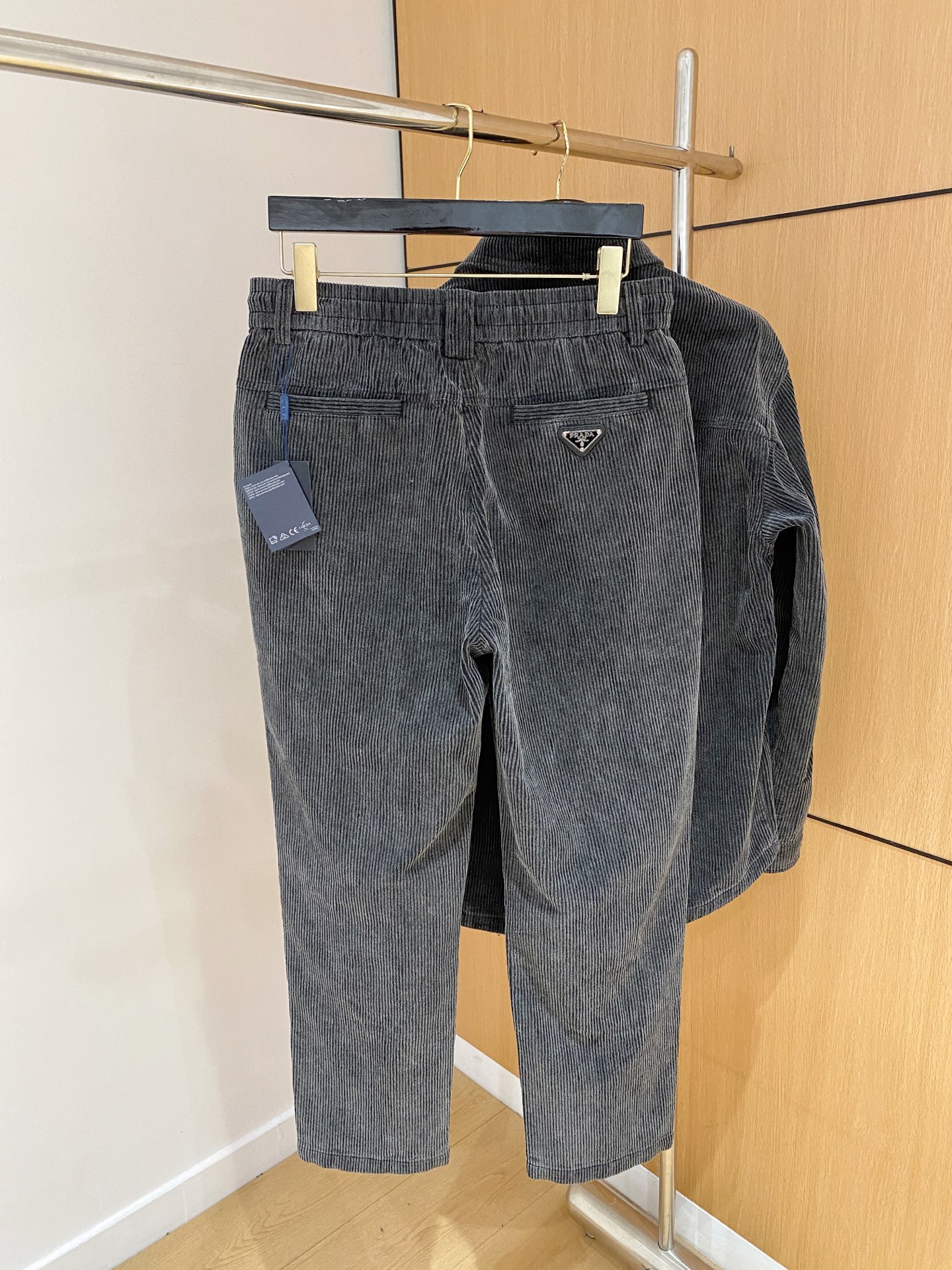 一套普拉达精品套装 2025秋冬新款套装 走秀款 定制原版牛仔面料 搭配夹克版型设计 非常洋气 版型超好