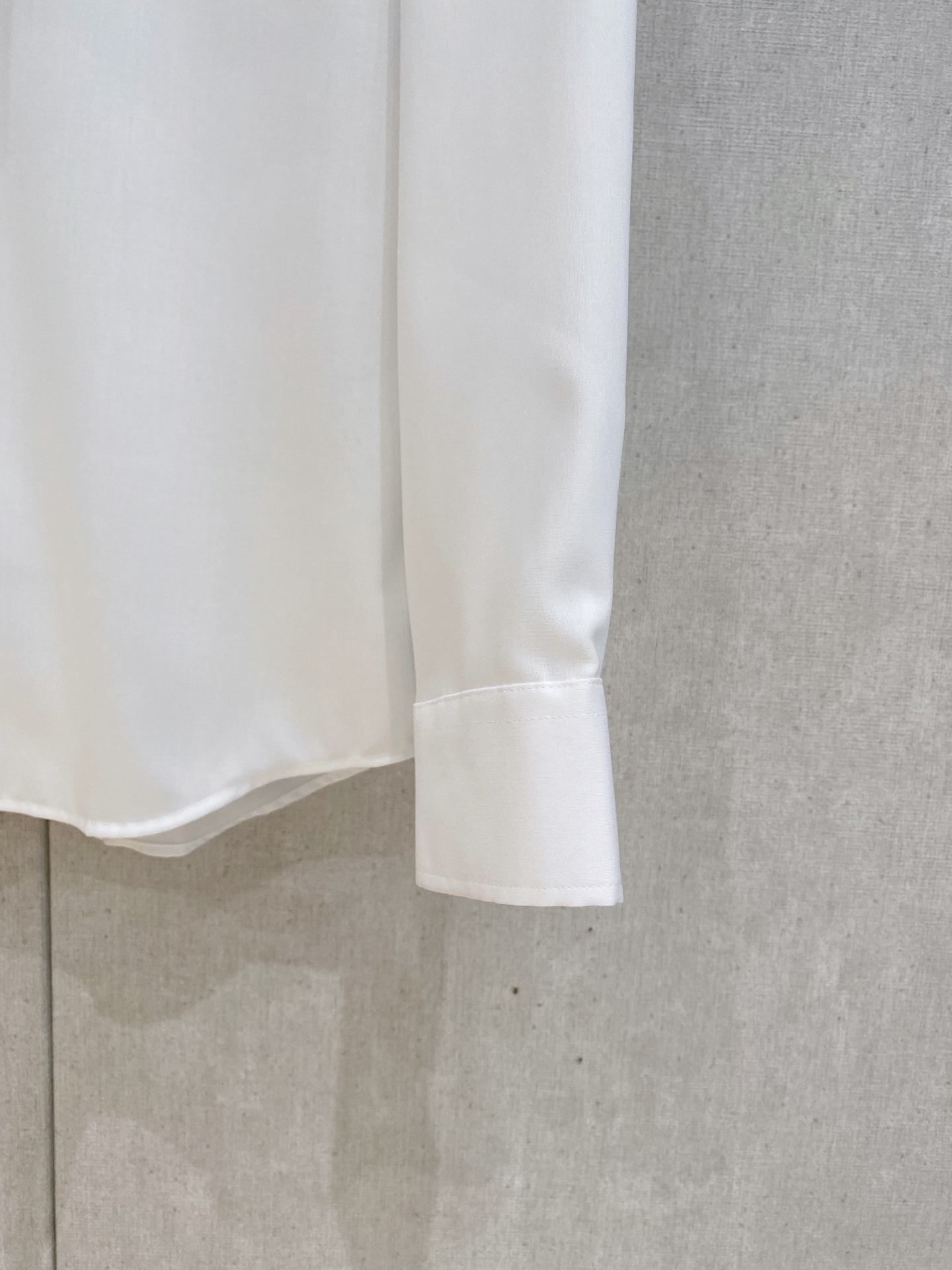 🌾退换🔥 强势上新，新款不断！！！新款衬衫，高级面料高级做工，顶级品质！！！S一XXLS穿125左右m穿