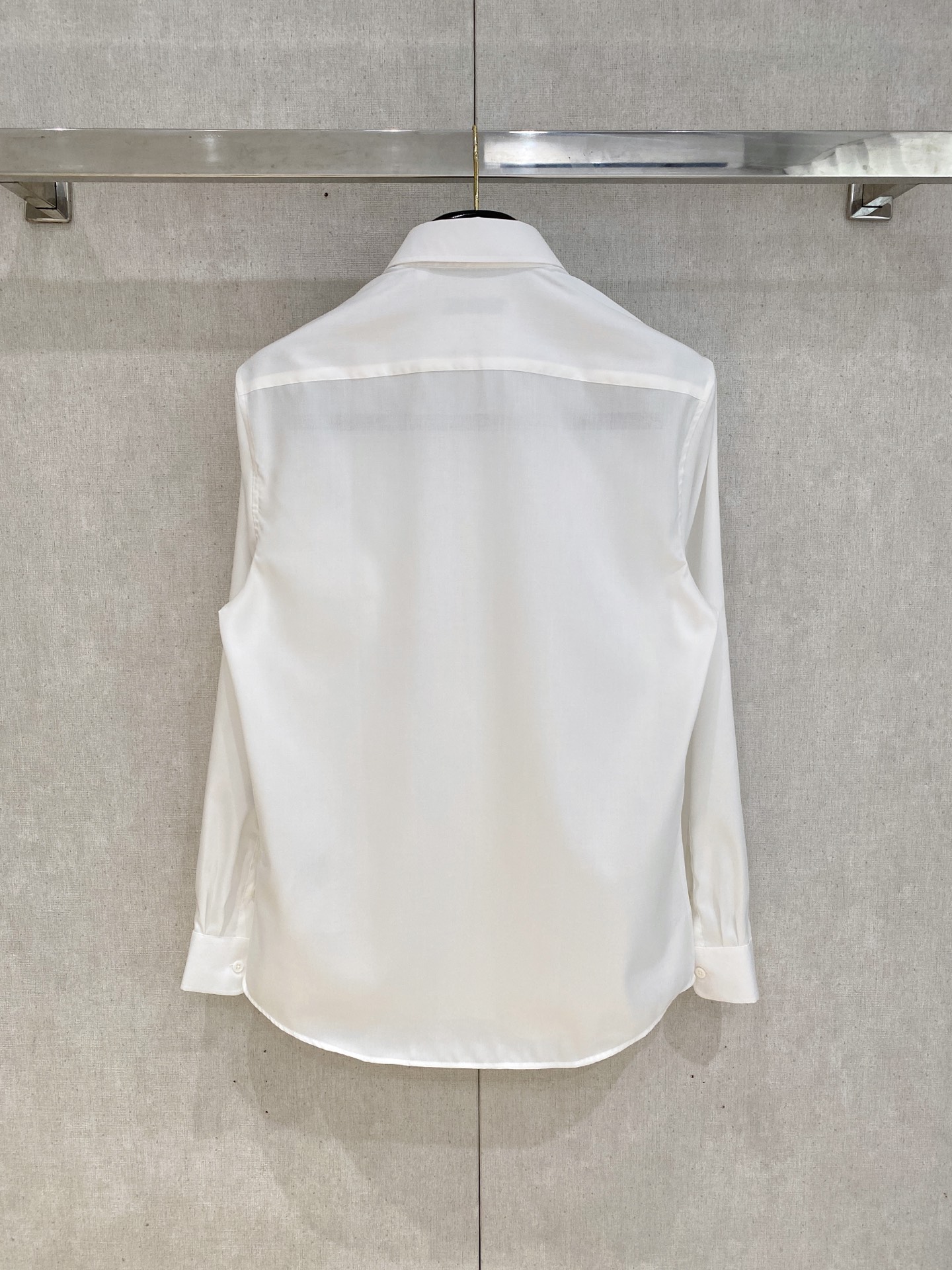 🌾退换🔥 强势上新，新款不断！！！新款衬衫，高级面料高级做工，顶级品质！！！S一XXLS穿125左右m穿