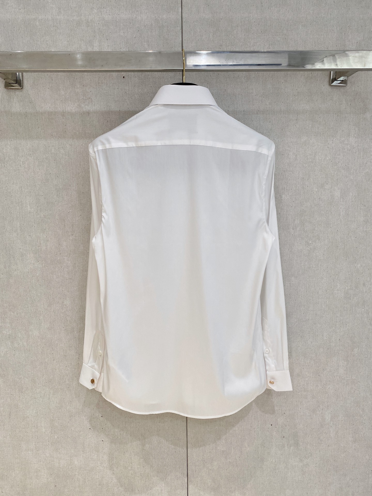 🌾退换🔥 强势上新，新款不断！！！新款衬衫，高级面料高级做工，顶级品质！！！S一XXLS穿125左右m穿