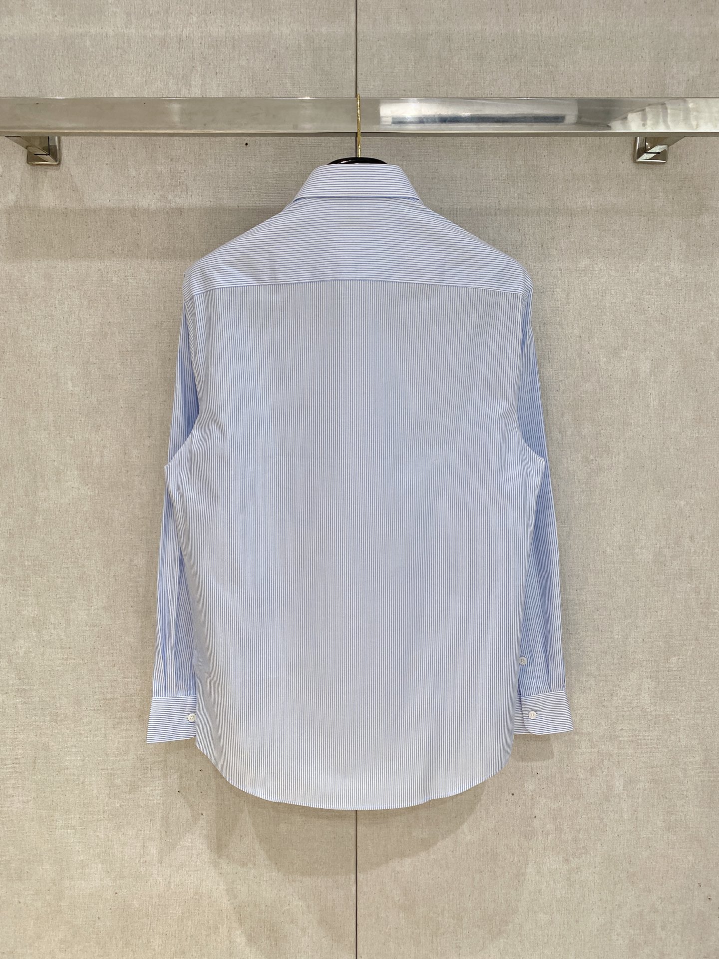 🌾退换🔥 强势上新，新款不断！！！新款衬衫，高级面料高级做工，顶级品质！！！S一XXLS穿125左右m穿