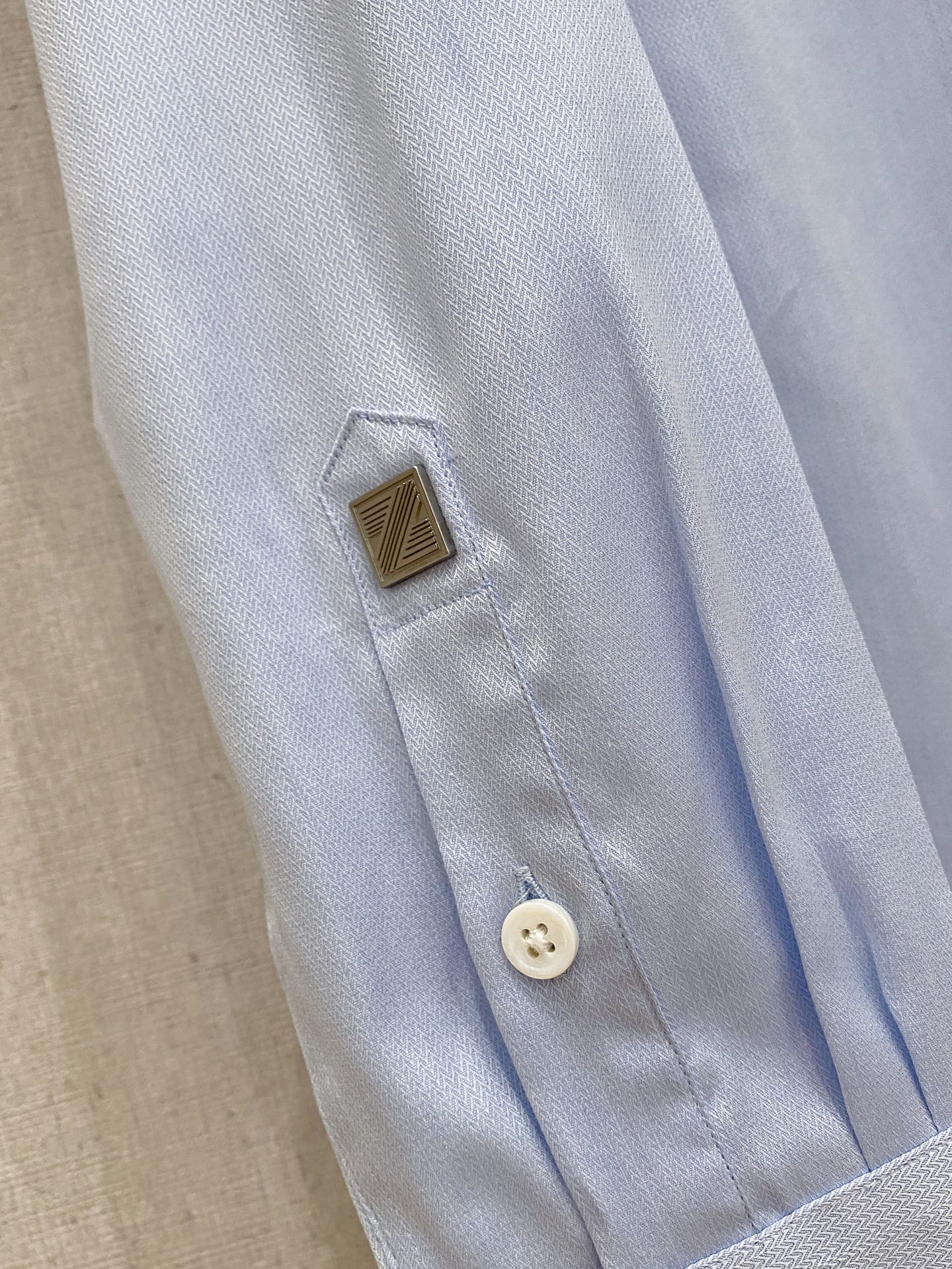 🌾退换🔥 强势上新，新款不断！！！新款衬衫，高级面料高级做工，顶级品质！！！S一XXLS穿125左右m穿