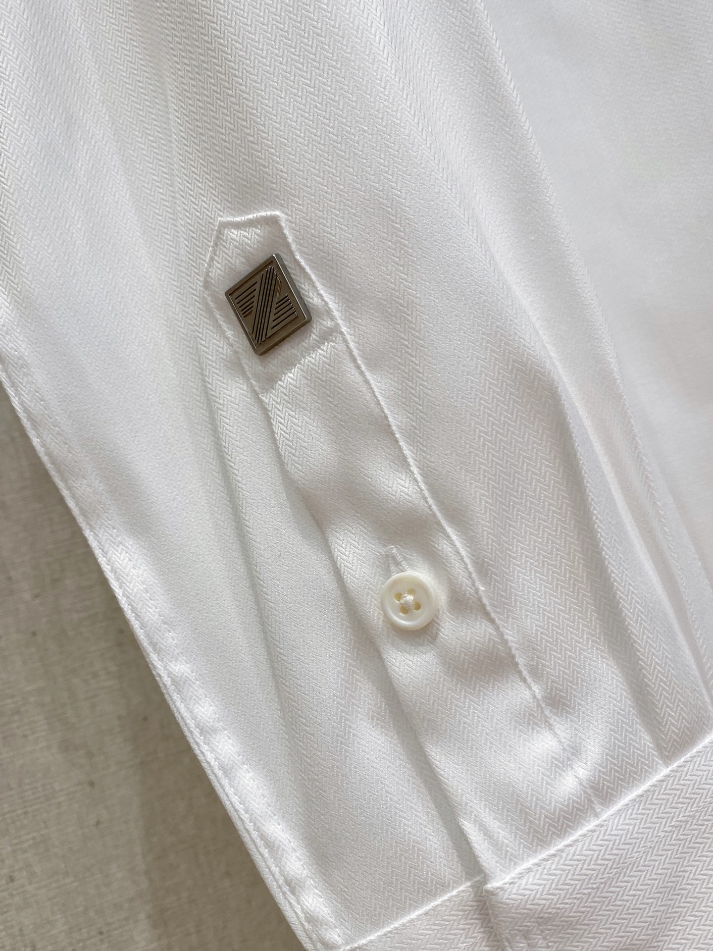 🌾退换🔥 强势上新，新款不断！！！新款衬衫，高级面料高级做工，顶级品质！！！S一XXLS穿125左右m穿