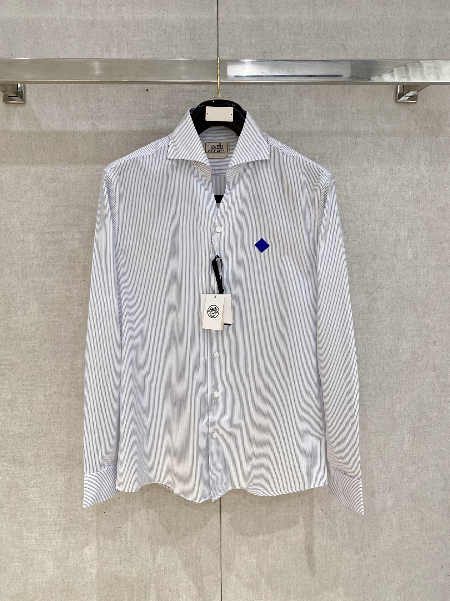 🌾退换🔥 强势上新，新款不断！！！新款衬衫，高级面料高级做工，顶级品质！！！S一XXLS穿125左右m穿